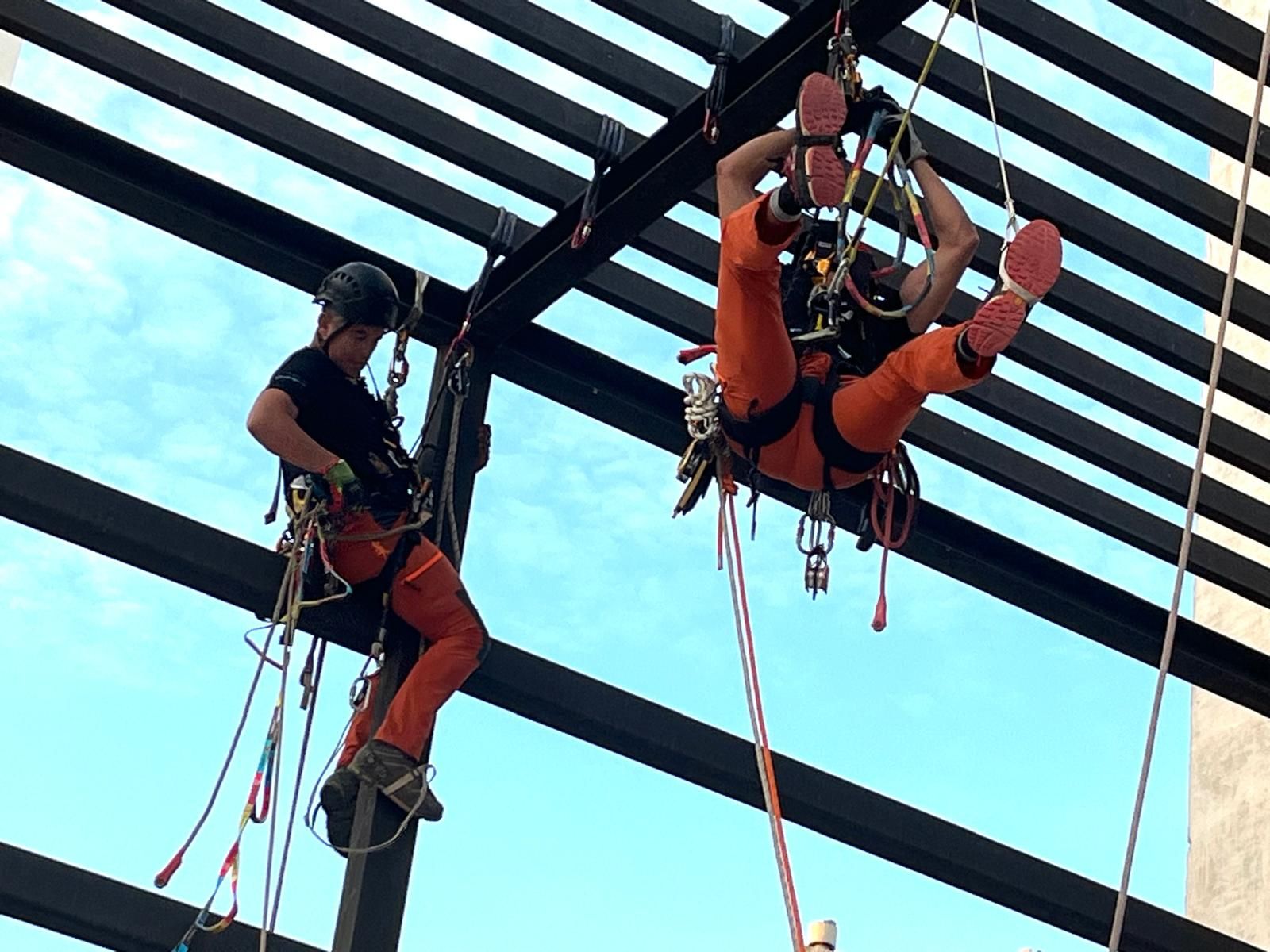 Operaciones de rescate vertical por toda la ciudad