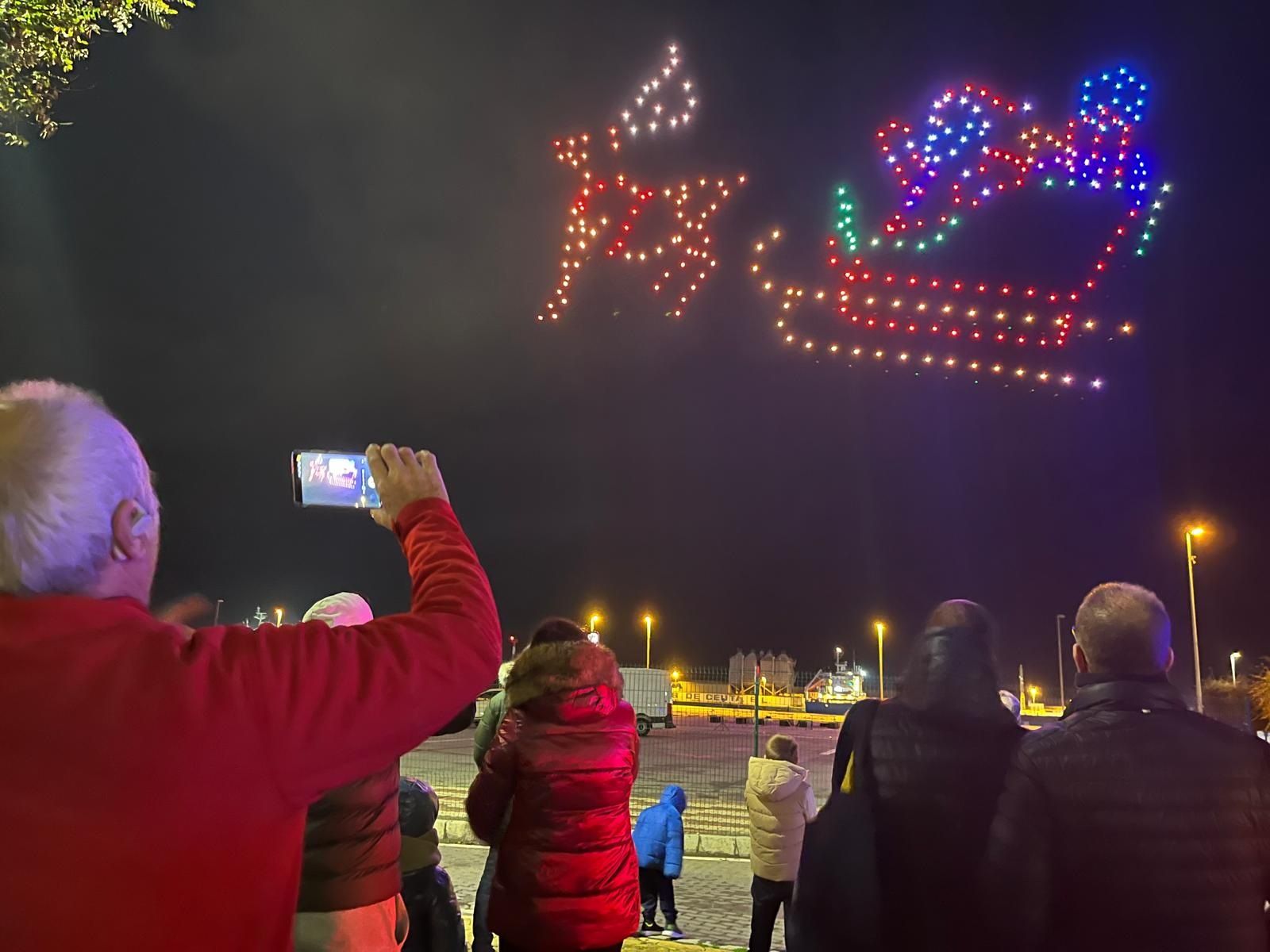 El cielo de Ceuta se ilumina con drones para dar la bienvenida a 2026 en un estreno multitudinario