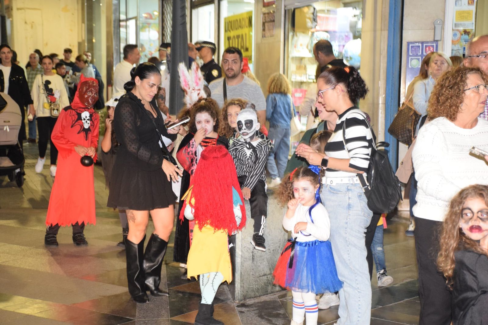 Ceuta se llena de huesos y risas en un Halloween de miedo Ceuta se llena de huesos y risas en un Halloween de risas