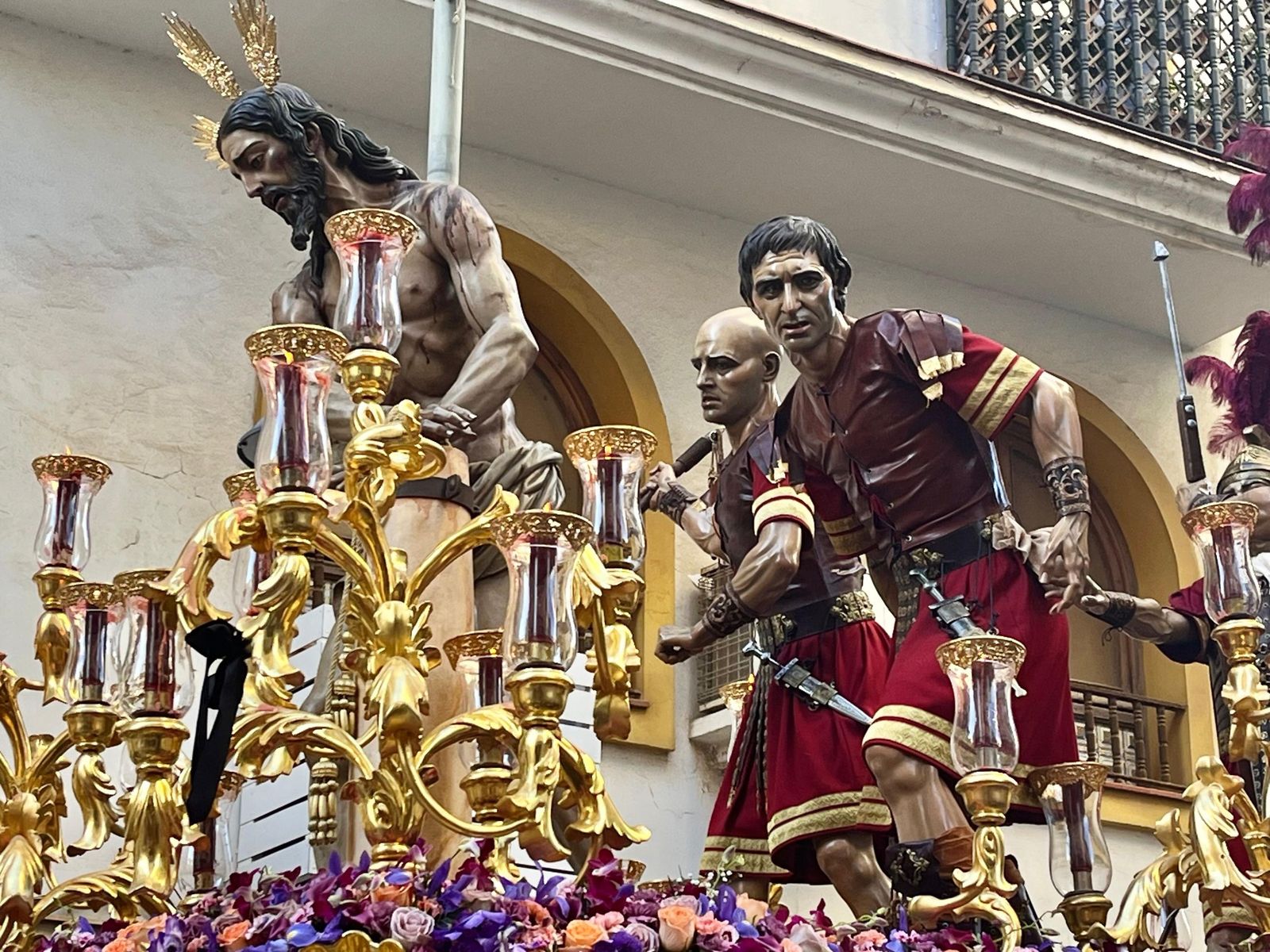 Cuarenta y cinco hombres bajo las trabajaderas y uno "ayudando desde el cielo"