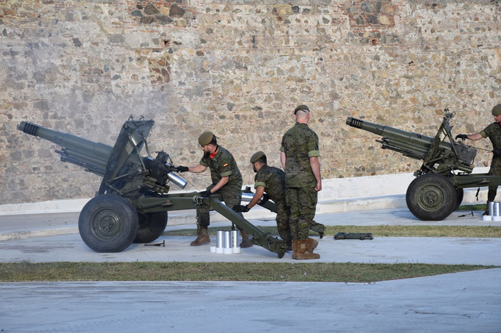 Varios soldados de Artillería estuvieron a cargo de lanzar las 21 salvas de cañón. / FOTO NICOL´S