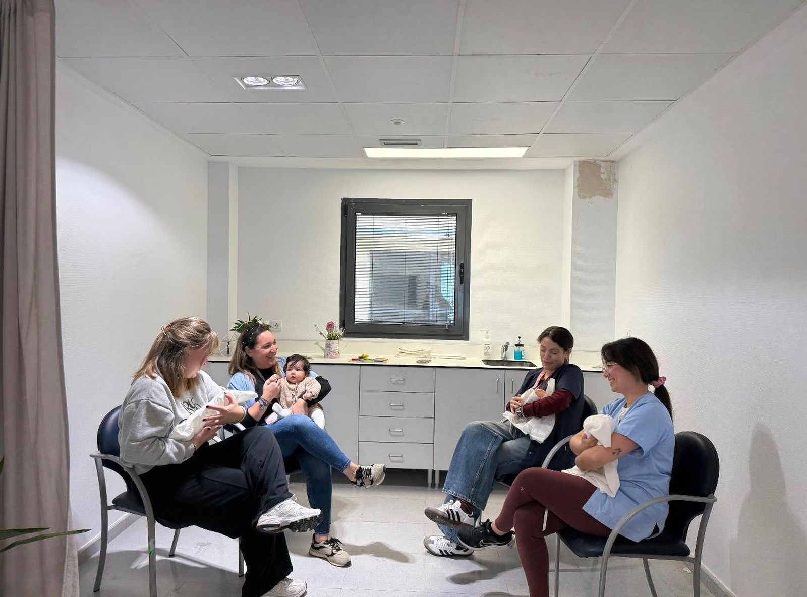 Mamás con sus bebés en el espacio habilitado para la lactancia en el área de Pediatría del Centro de Salud del Tarajal