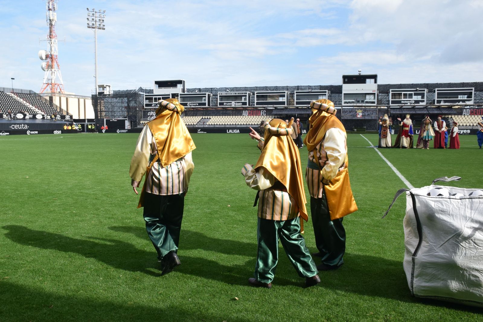 Los Reyes Magos aterrizan en el Alfonso Murube horas antes de la cabalgata