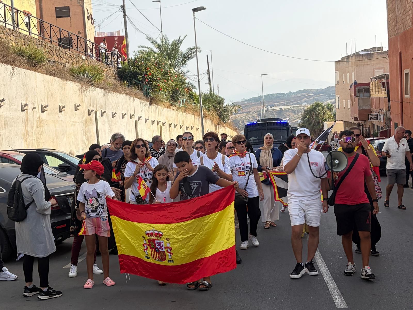 “No nos mires, únete”: una pacífica pero discreta manifestación por la periferia