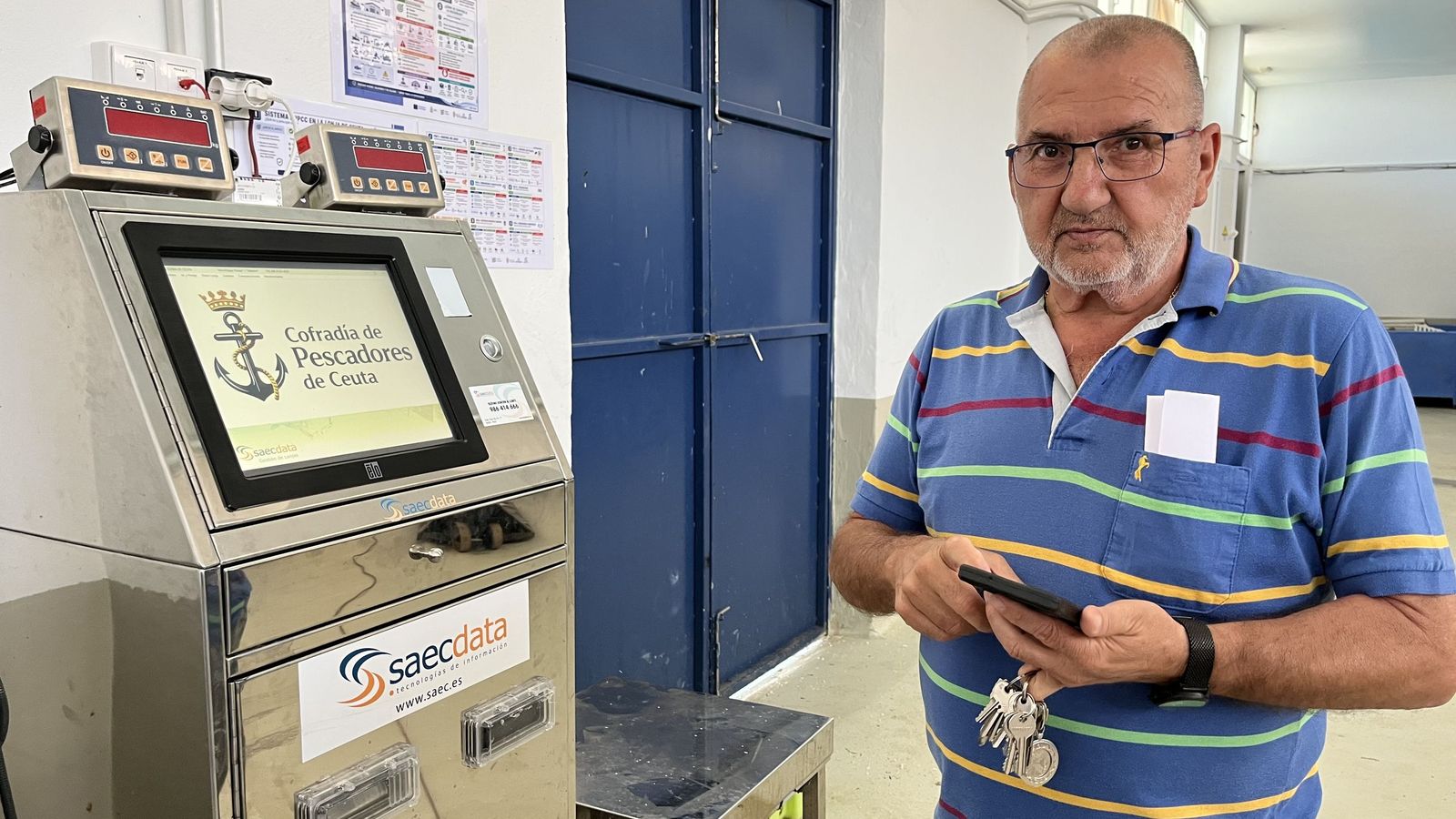 Antonio, miembro de la Cofradía de Pescadores, junto a la nueva máquina de trazabilidad de la Lonja