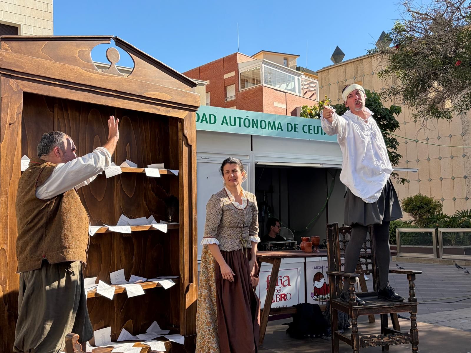 Niños y mayores aprenden y disfrutan de la penúltima jornada de Feria del Libro