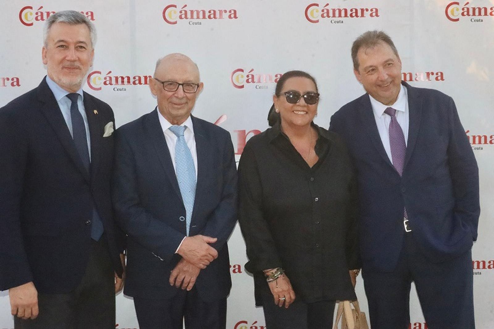 Así fue la imposición de la Medalla de Oro de la Cámara de Comercio a Juan Bravo. / FOTO REDUAN Así fue la imposición de la Medalla de Oro de la Cámara de Comercio a Juan Bravo. / FOTO REDUAN
