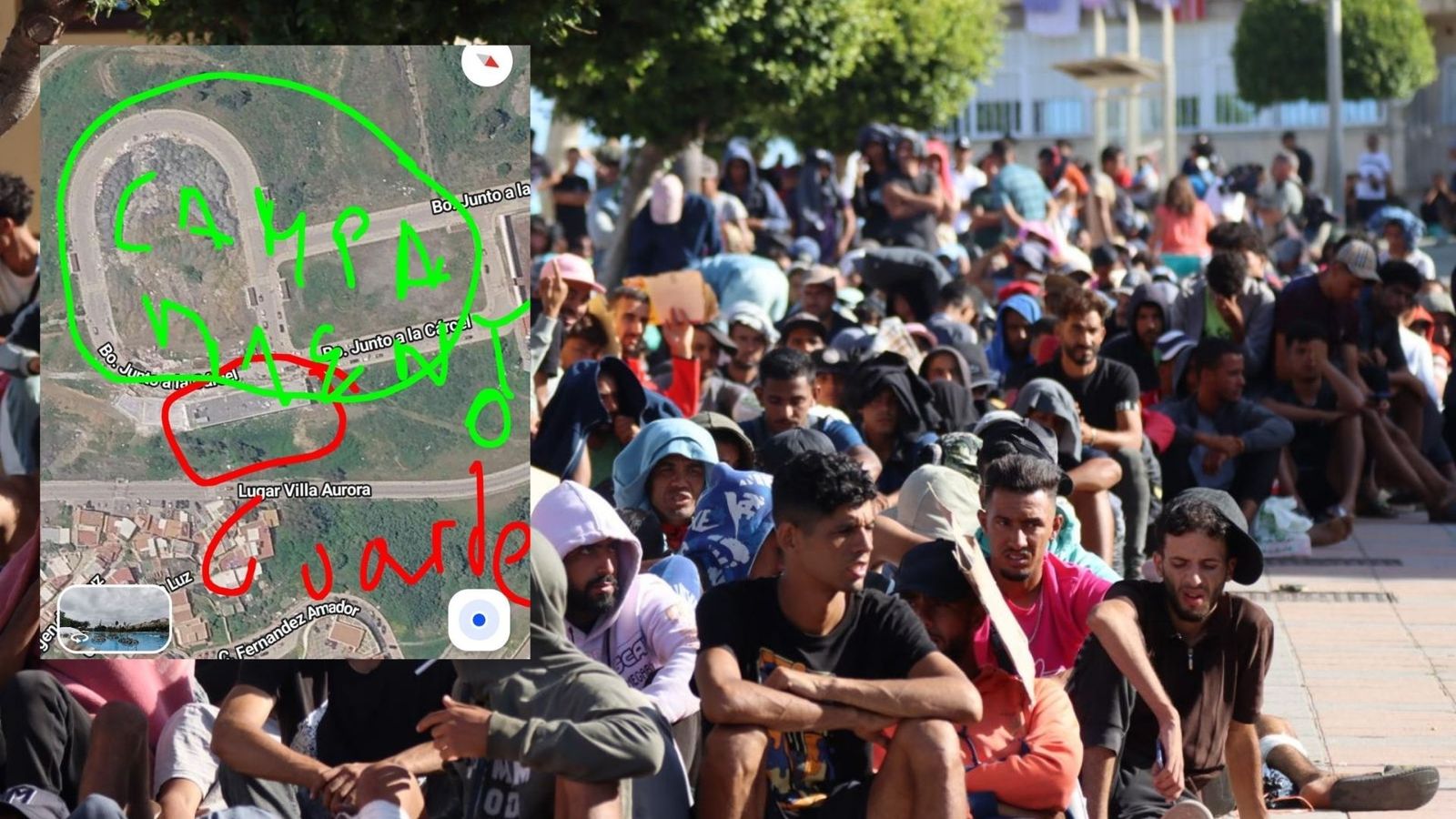 Migrantes a las puertas de las instalaciones de acogida en Loma Colmenar