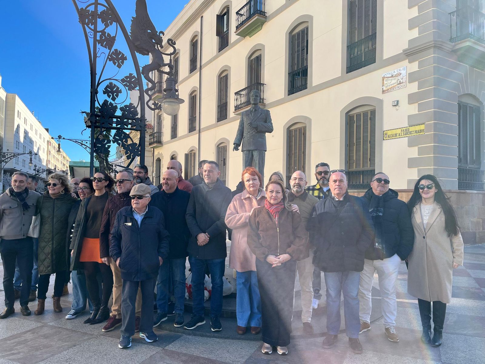Los asistentes, junto a la estatua de Sánchez Prado