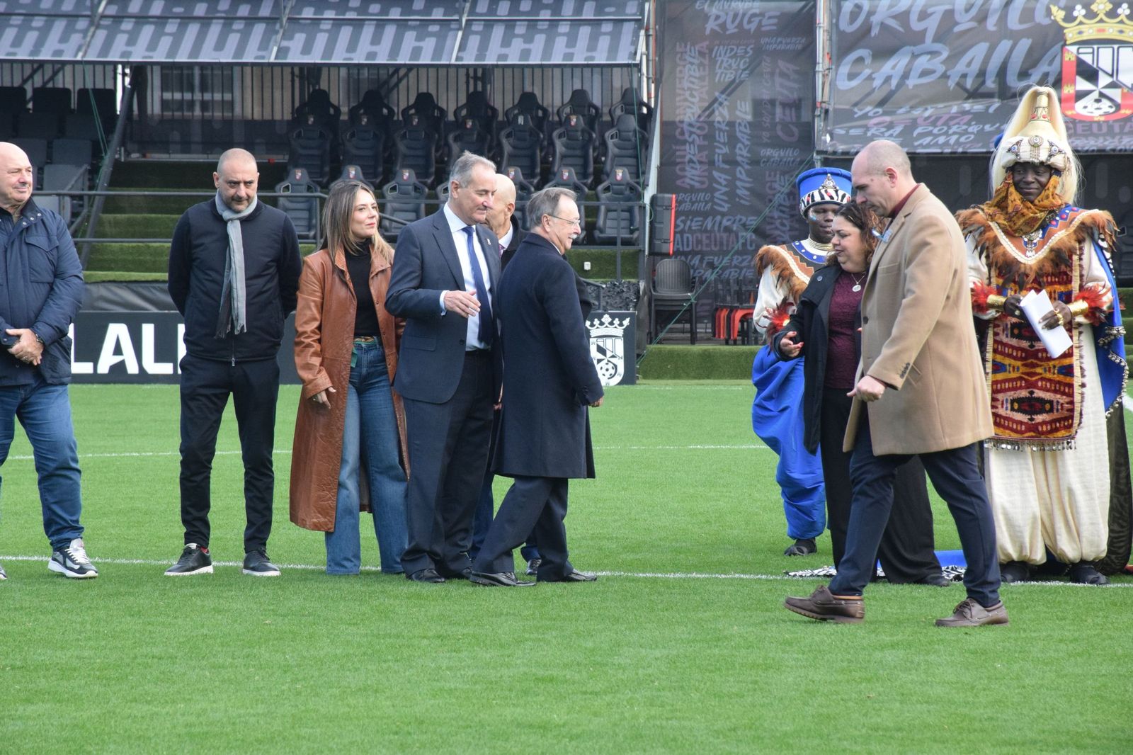 Los Reyes Magos aterrizan en el Alfonso Murube horas antes de la cabalgata