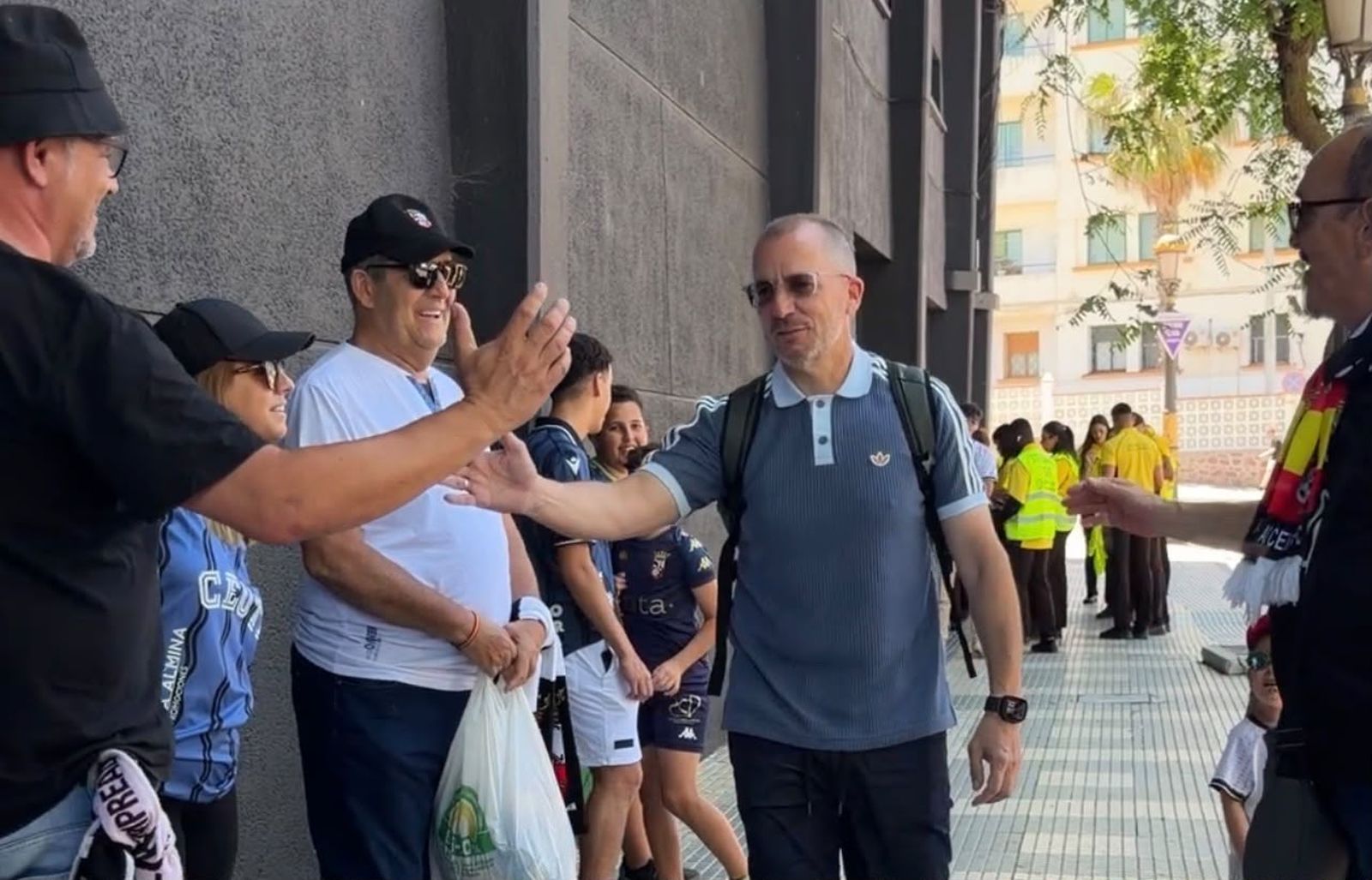 Aficionados ceutíes recibiendo a la AD Ceuta