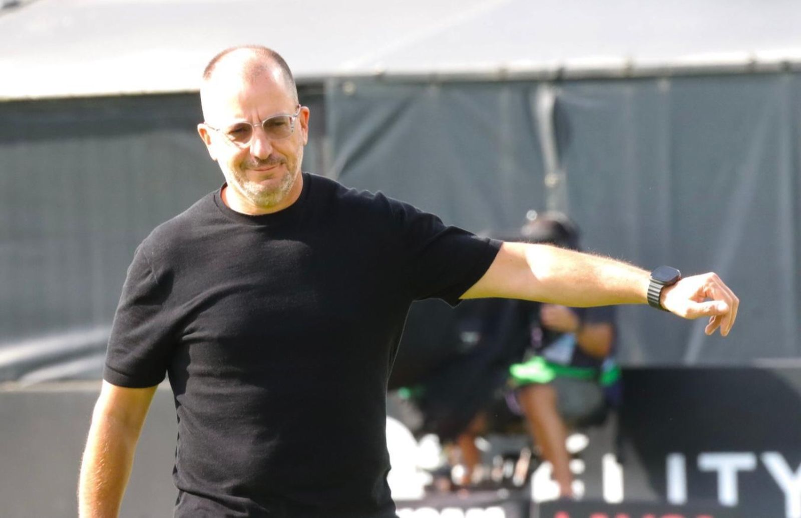 José Juan Romero, técnico de la AD Ceuta, al inicio del encuentro en el Alfonso Murube ante el Sabadell