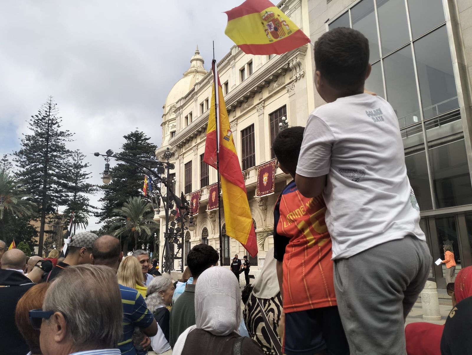 Un grupo de ceutíes apostado frente al Ayutamiento a la espera de la llegada de los reyes