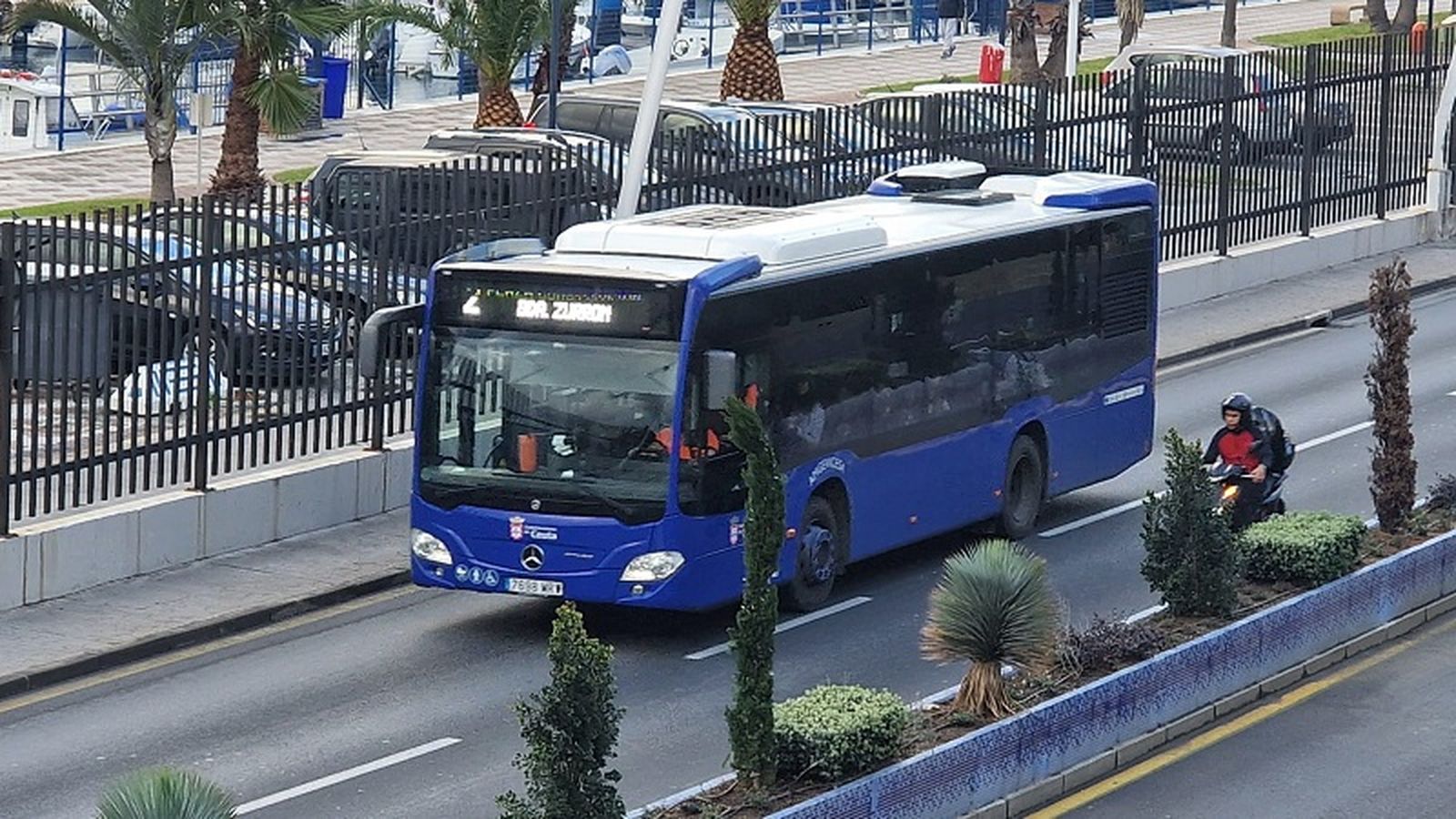 Un autobús circulando por una calle de Ceuta. / FOTO EL PUEBLO
