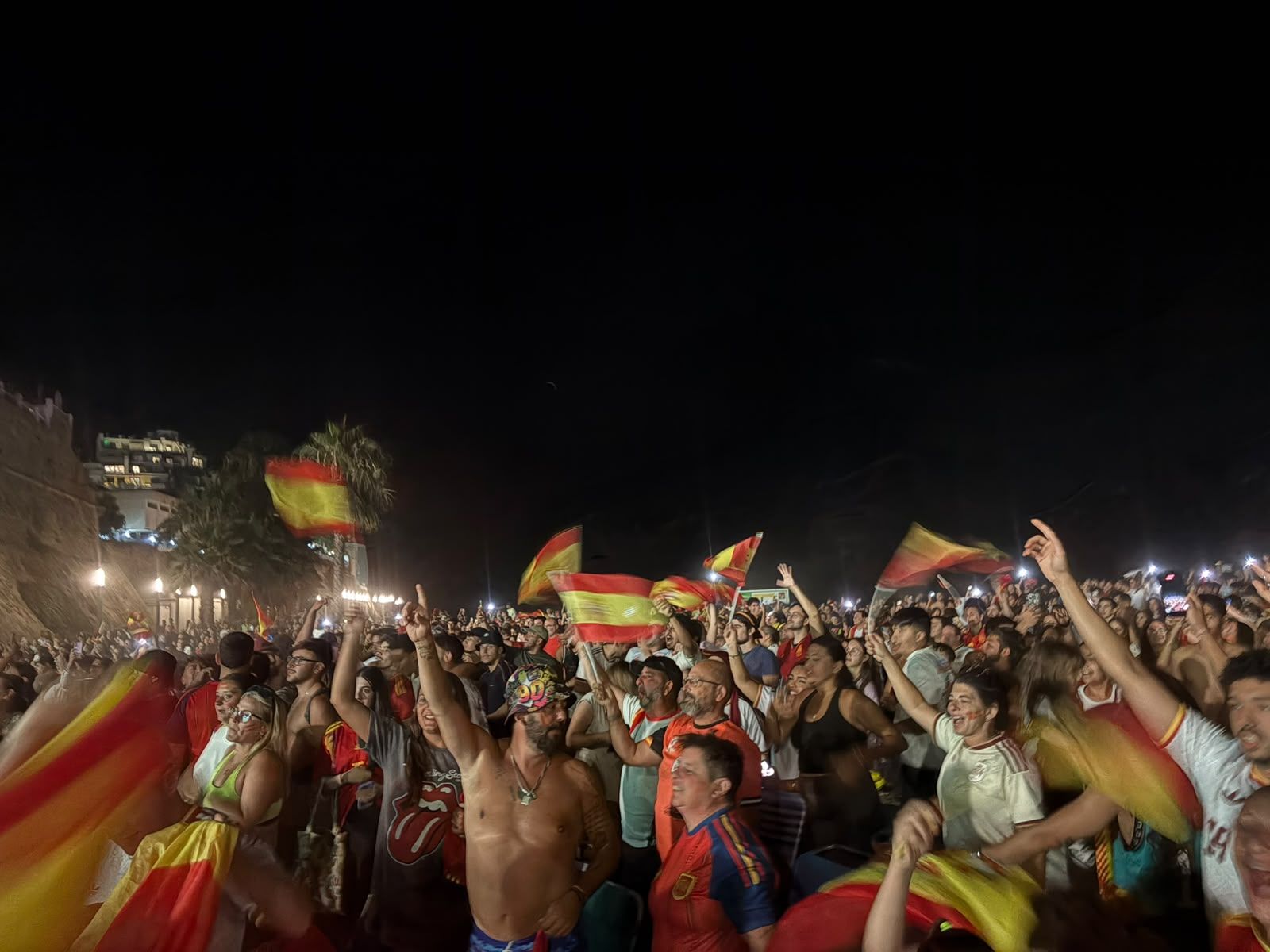 Celebración de la victoria de España frente a Francia en la semifinal del Mundial 2026 en la playa de La Ribera
