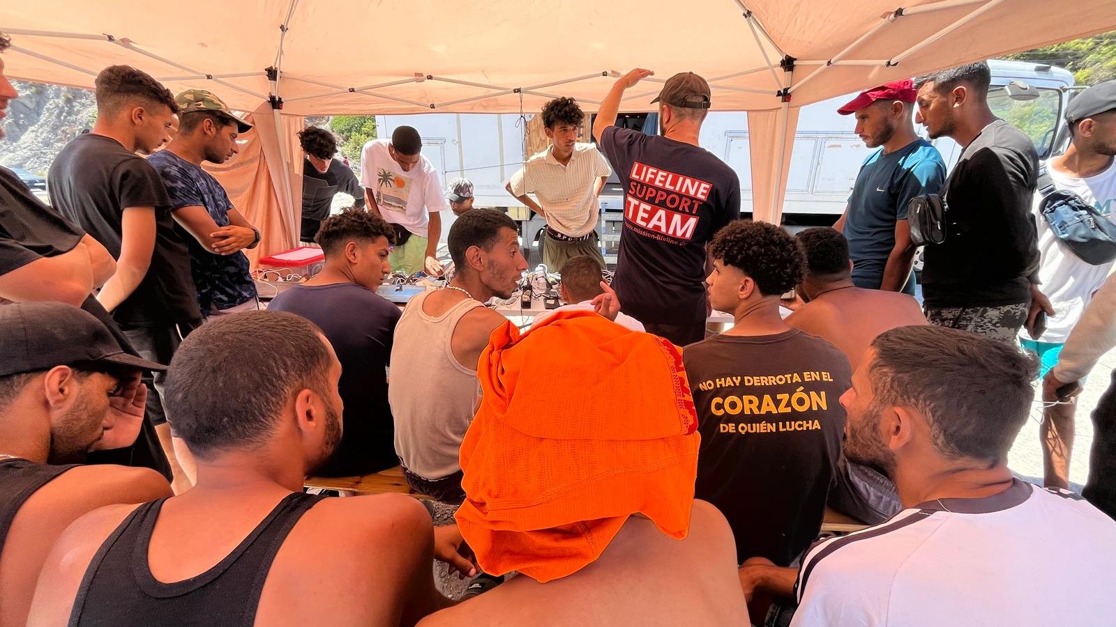Un voluntario de la ONG alemana supervisa la carga de móviles de los migrantes del Trampolín
