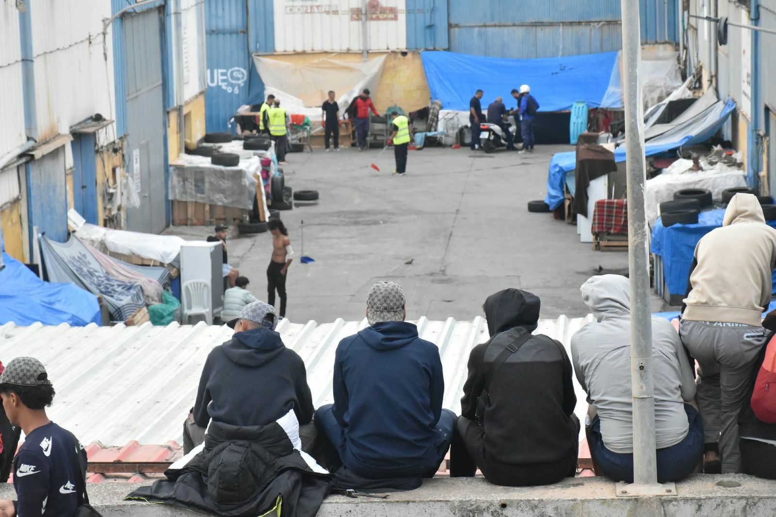 Traslado y retorno de migrantes al CATE y a Marruecos tras el desalojo de la playa de Beníte
