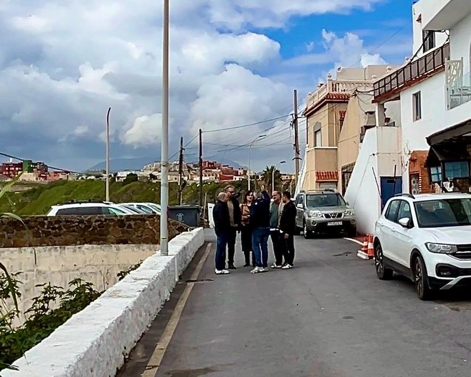 Miembros del PSOE visitando la barriada del Sarchal