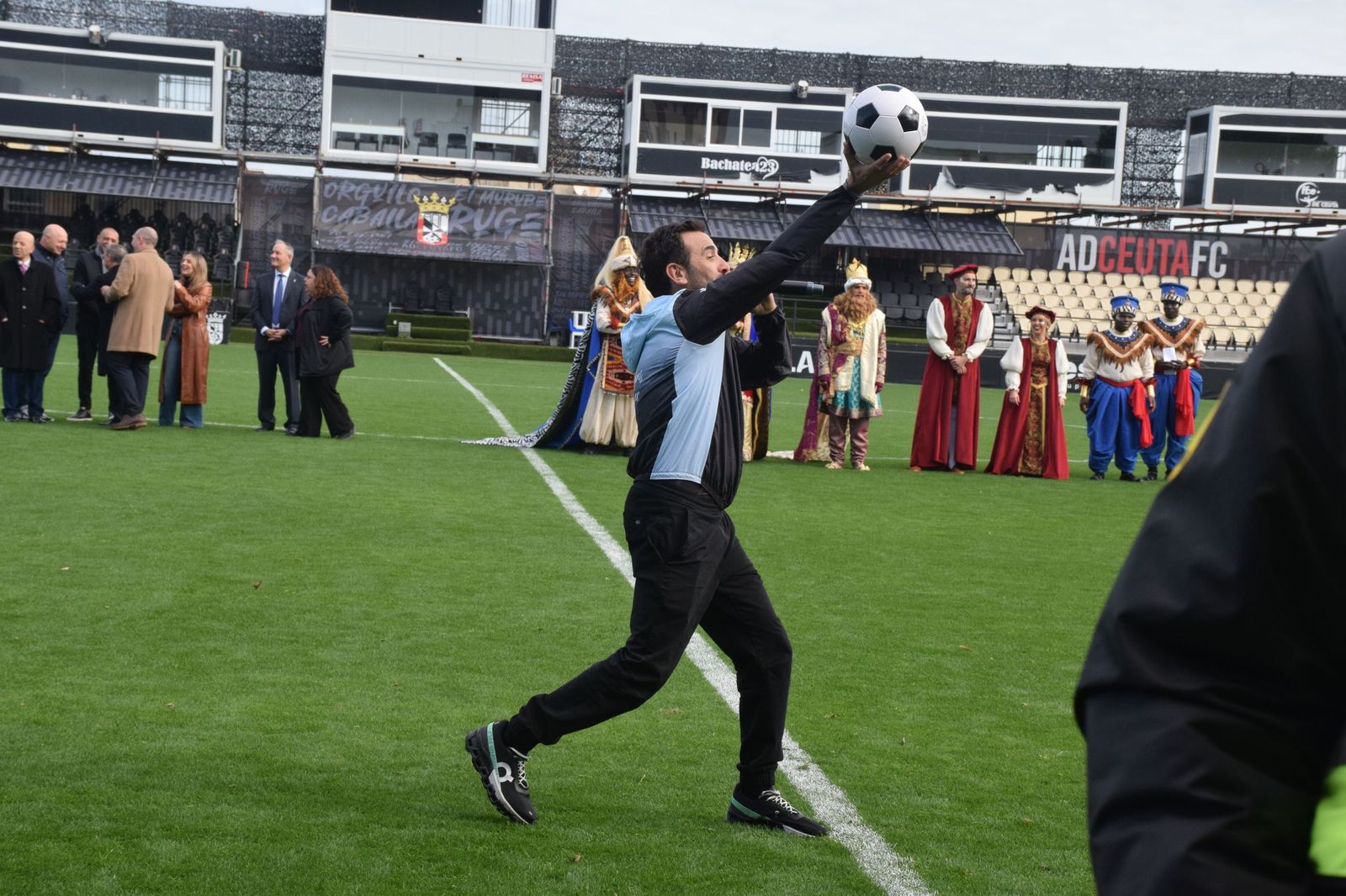 Los Reyes Magos aterrizan en el Alfonso Murube horas antes de la cabalgata