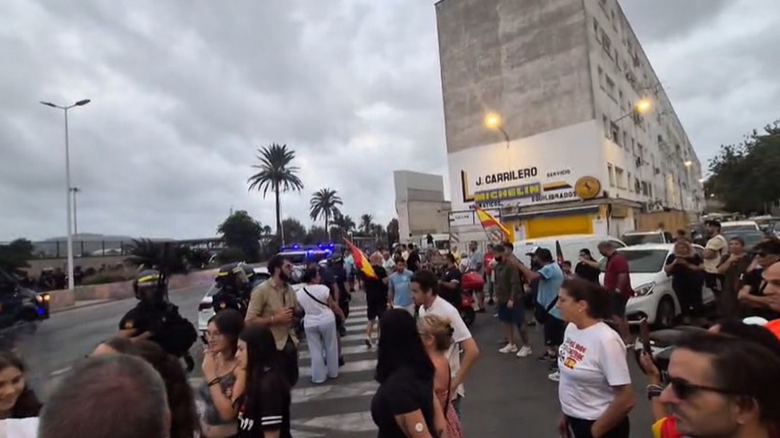 Tensión y altercados en el Puerto de Ceuta tras la llegada de Negu Gorriak