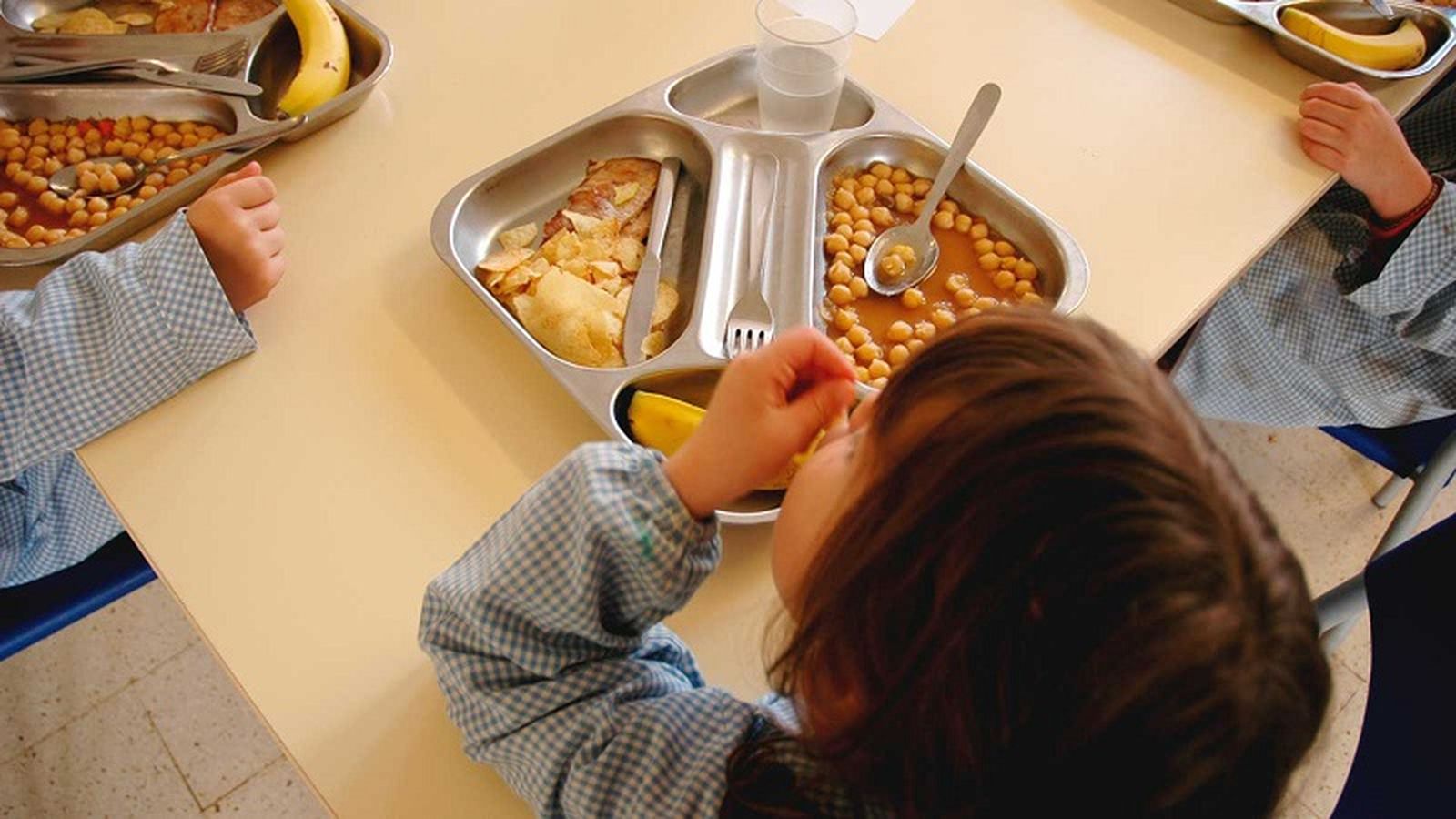 Una niña comiendo en un colegio. / FOTO EL PUEBLO