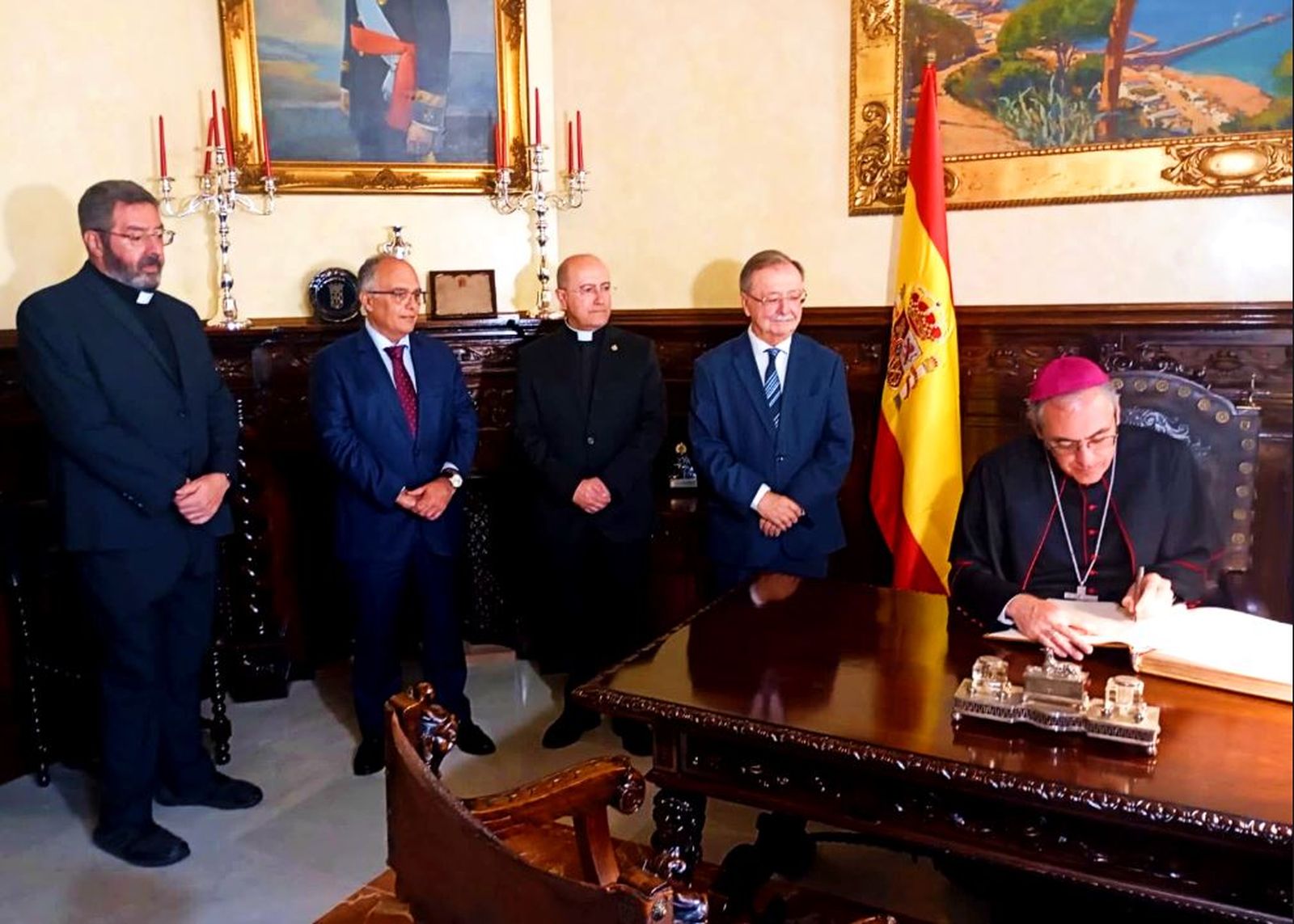 Monseñor Aznárez firma en el Libro de Oro de la Ciudad