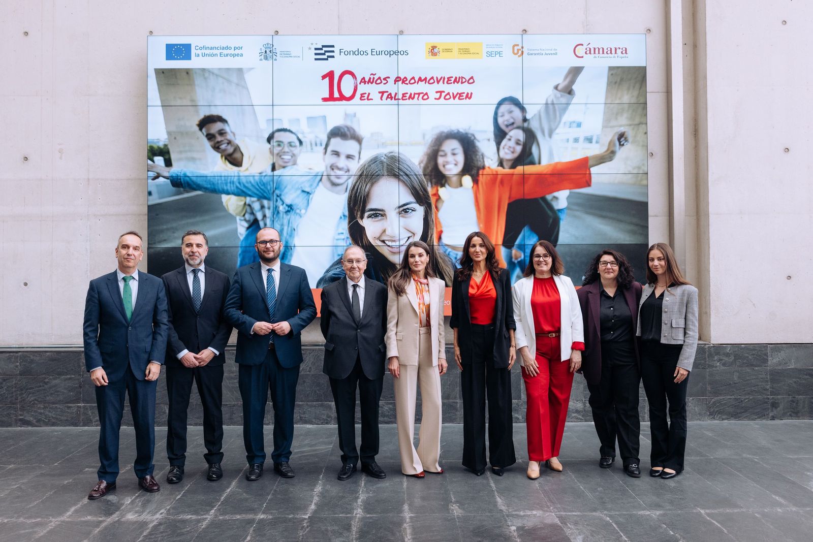 La reina Letizia con parte del conjunto de personalidades presentes en el décimo aniversario