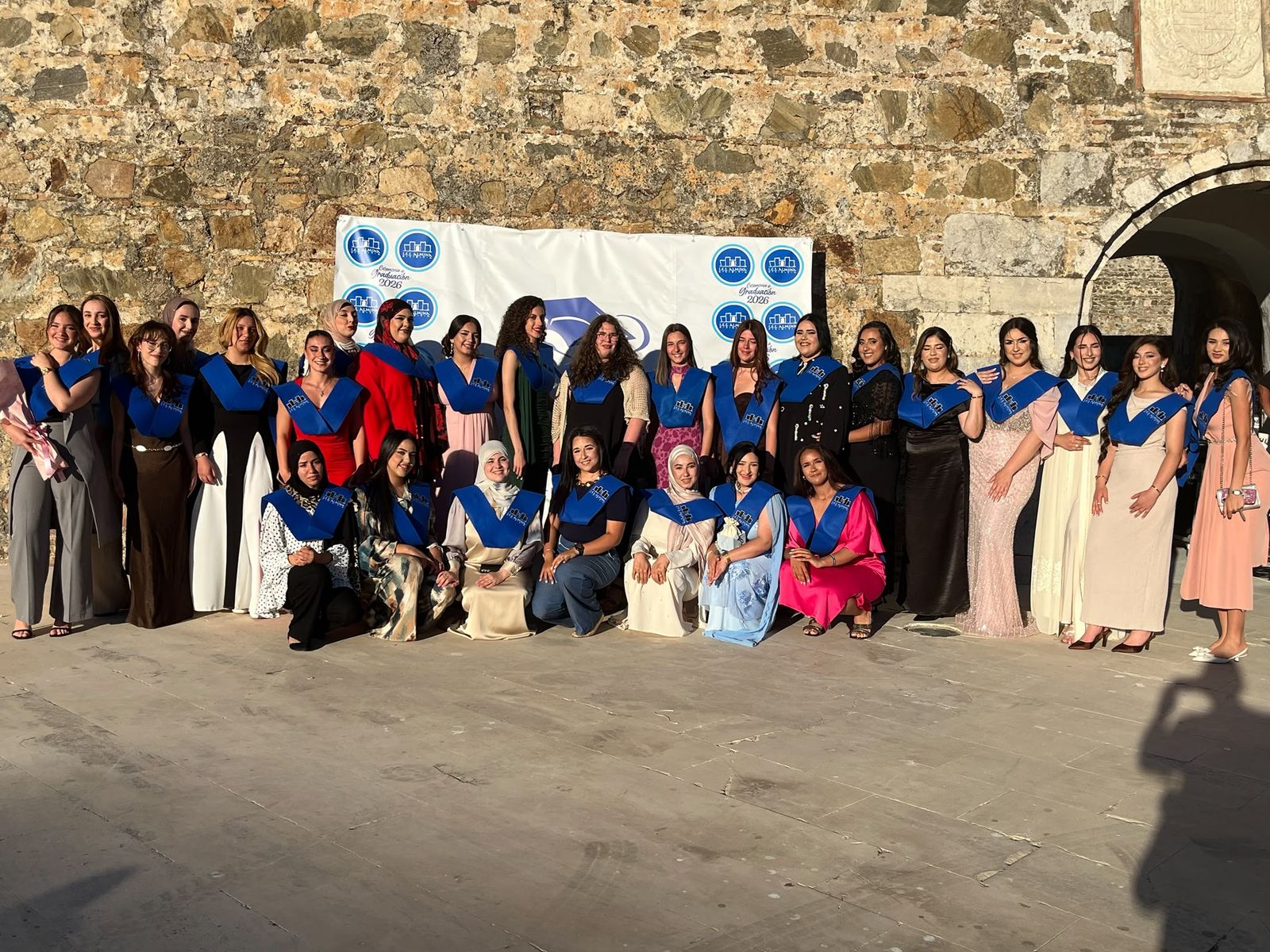 El Almina celebra un multitudinario acto de graduación de 300 alumnos