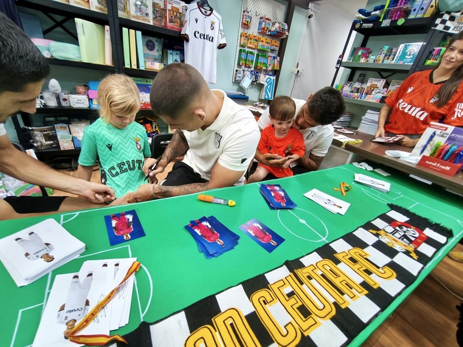 Firma de los jugadores de la AD Ceuta