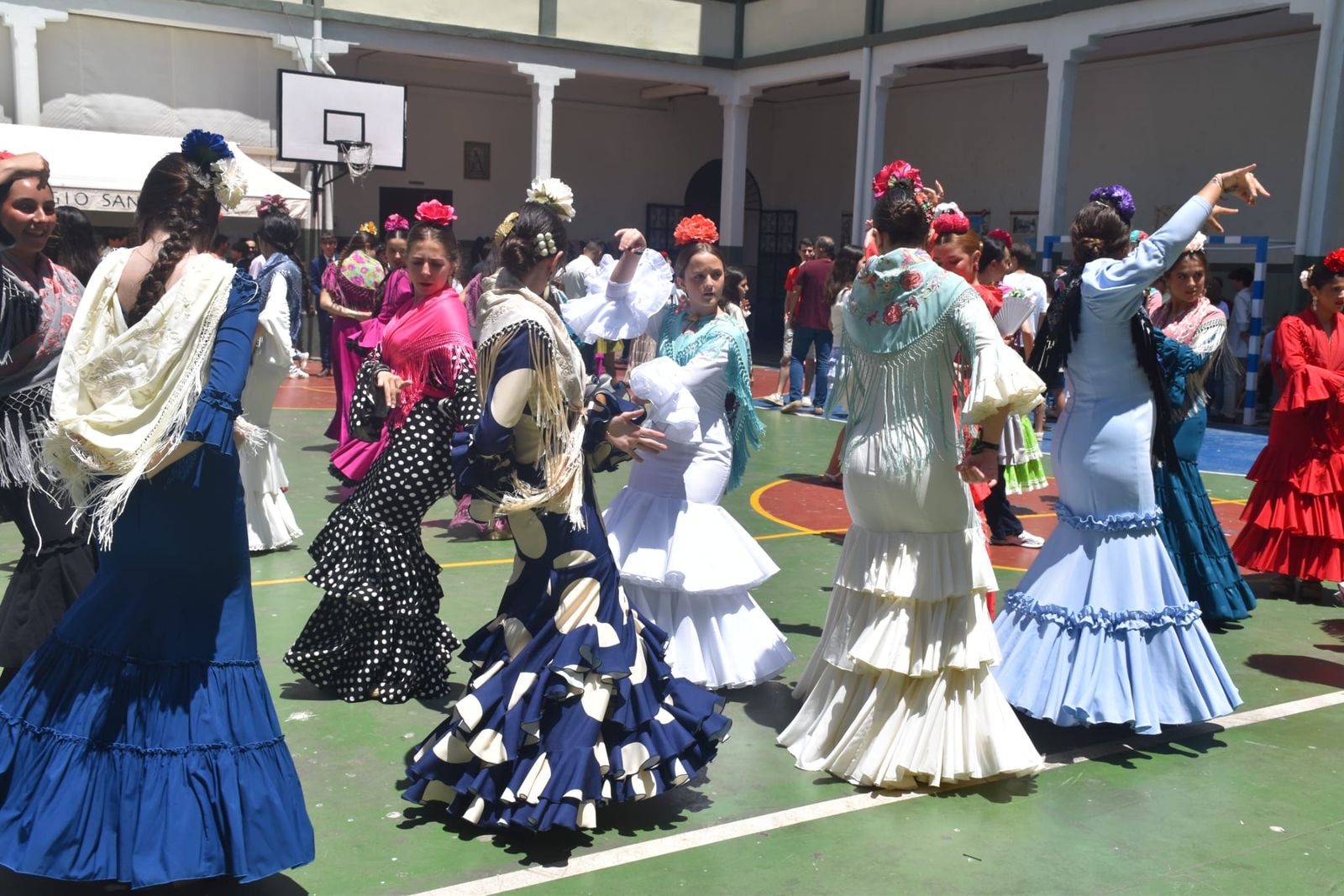 El Colegio de San Agustín disfruta de una feliz jornada solidaria con su Cruz de Mayo