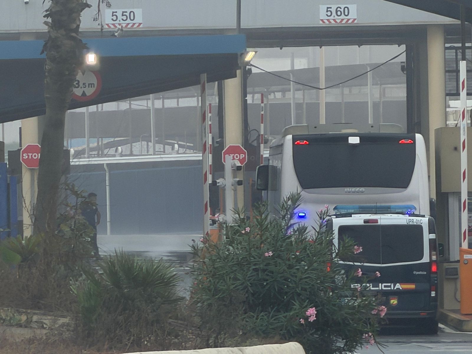 La Policía Nacional escolta un autobús lleno de migrantes que deciden retornar a Marruecos voluntariamente tras el desalojo del Trampolín