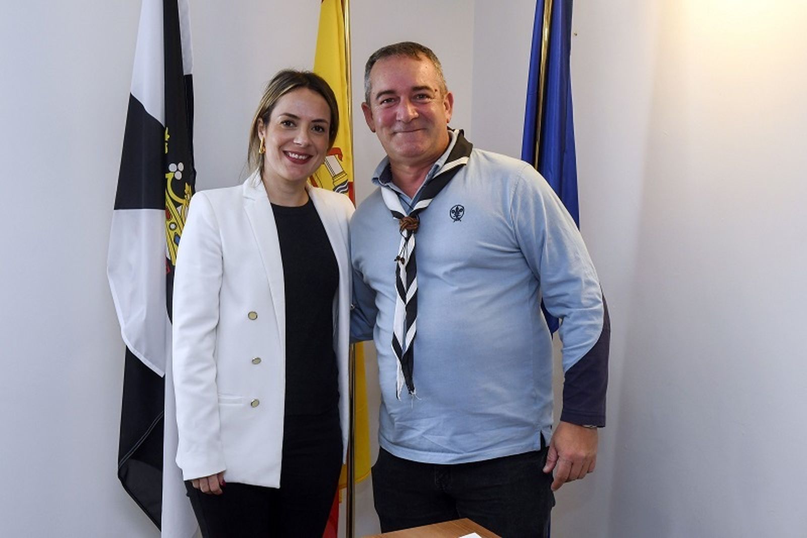El presidente de la Asociación Cultural Asde Scouts de Ceuta, Jesús Martín, junto a la consejera de Educación, Cultura y Juventud, Pilar Orozco.