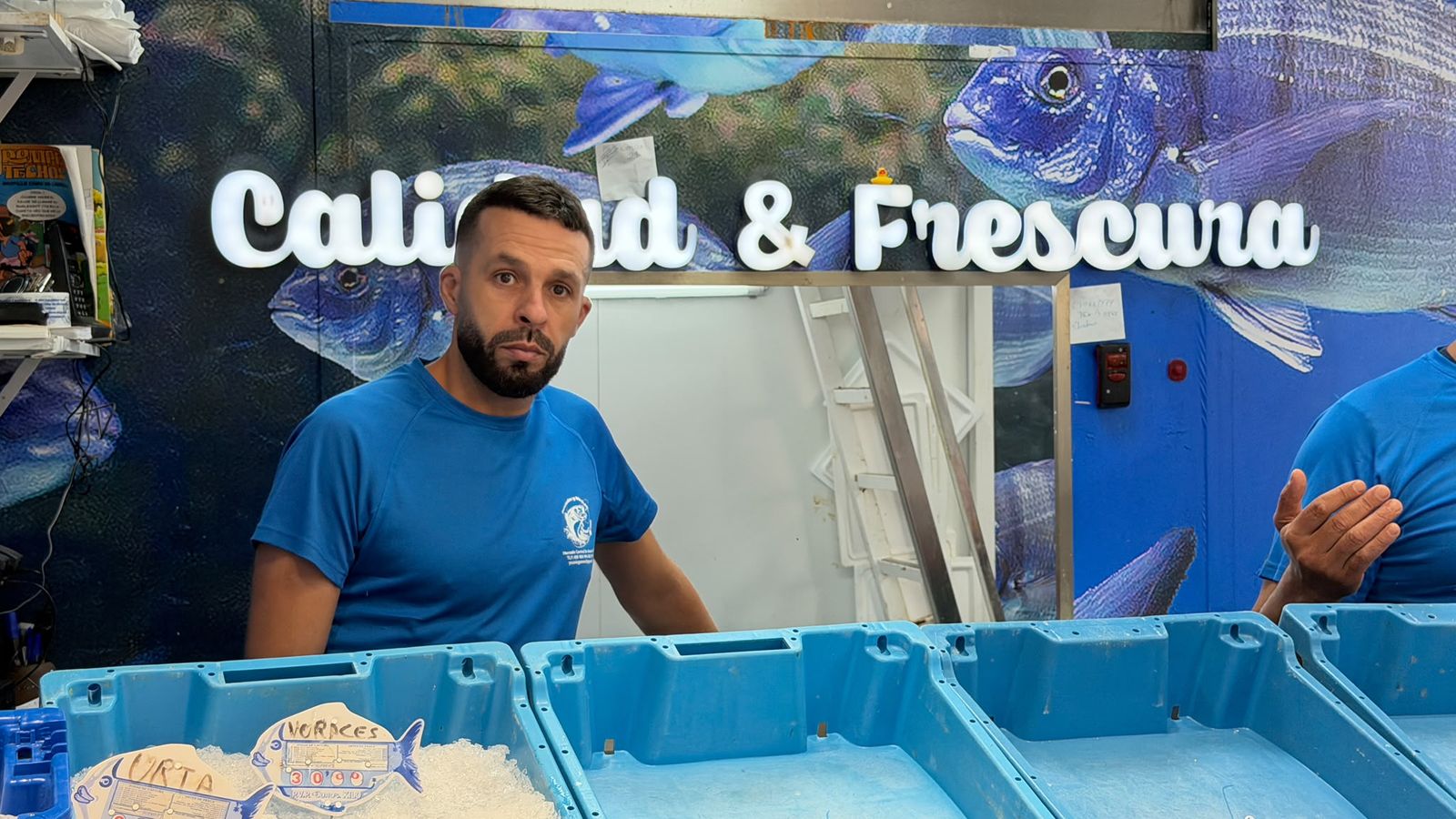 Un trabajador de la pescadería con el mostrador sin pescado