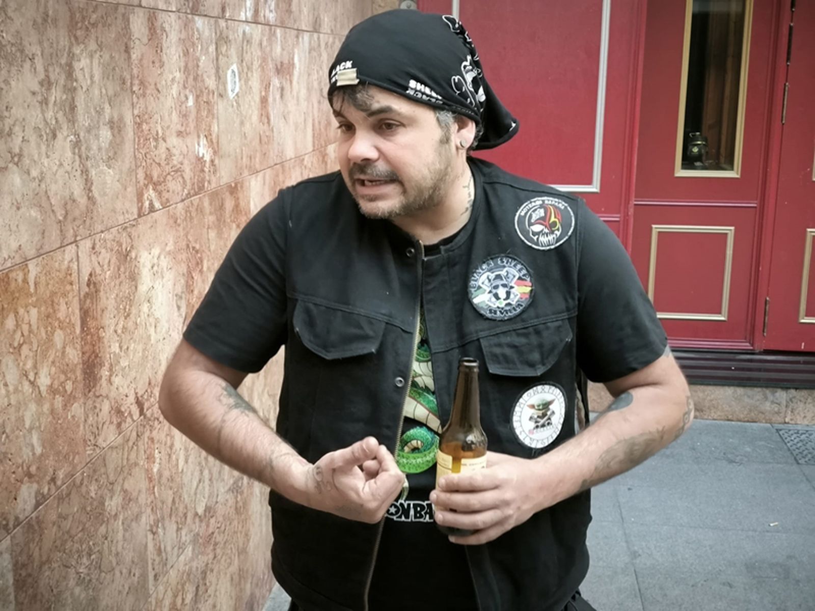 Roberto acudió a la entrevista con una camiseta de su grupo de moteros, 'Black Sheep Sevilla', cubriendo su cabeza. / FOTO NICOL´S