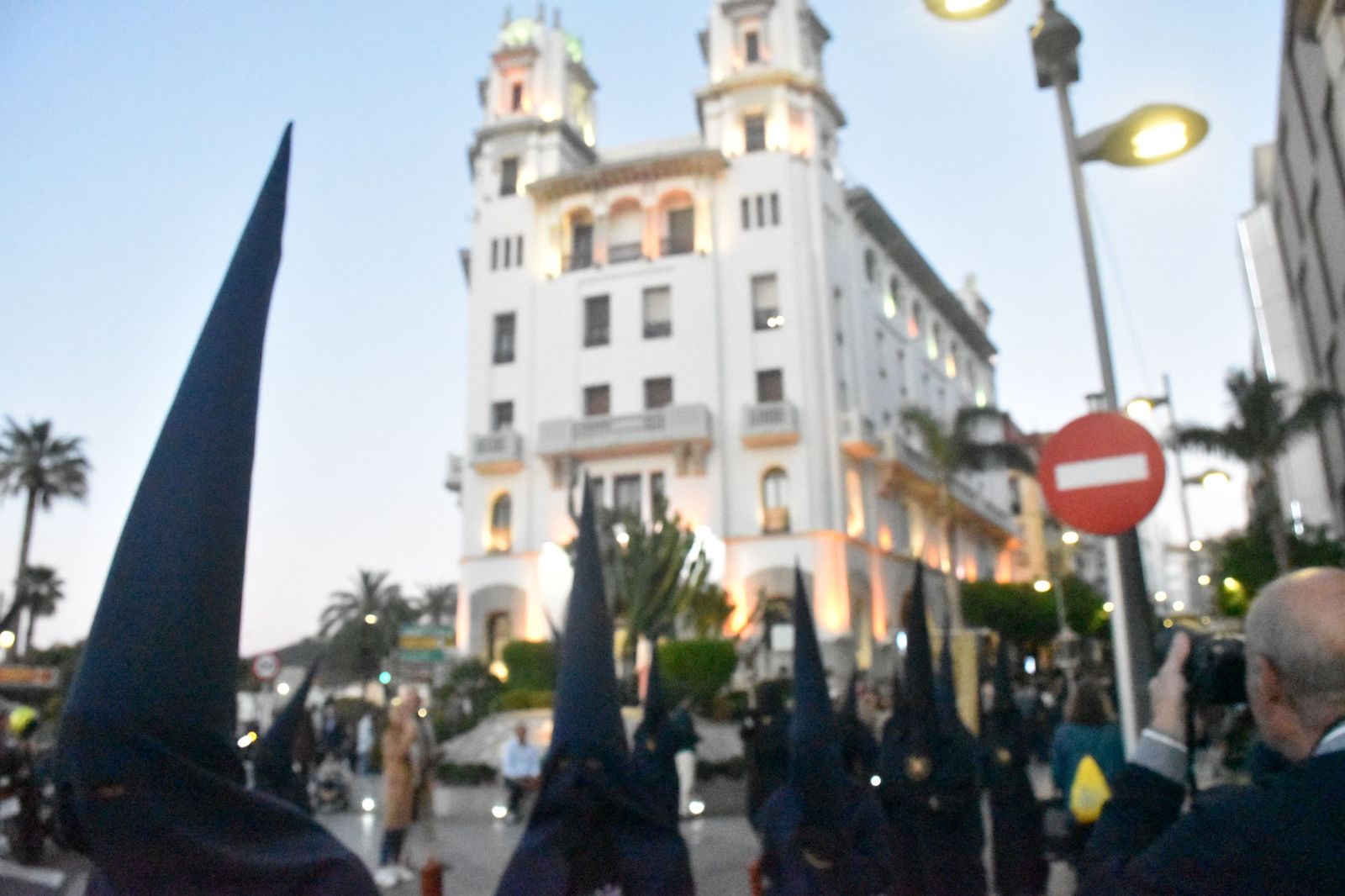 Aroma cofrade y estudiantil: Las Penas reina en el Jueves Santo