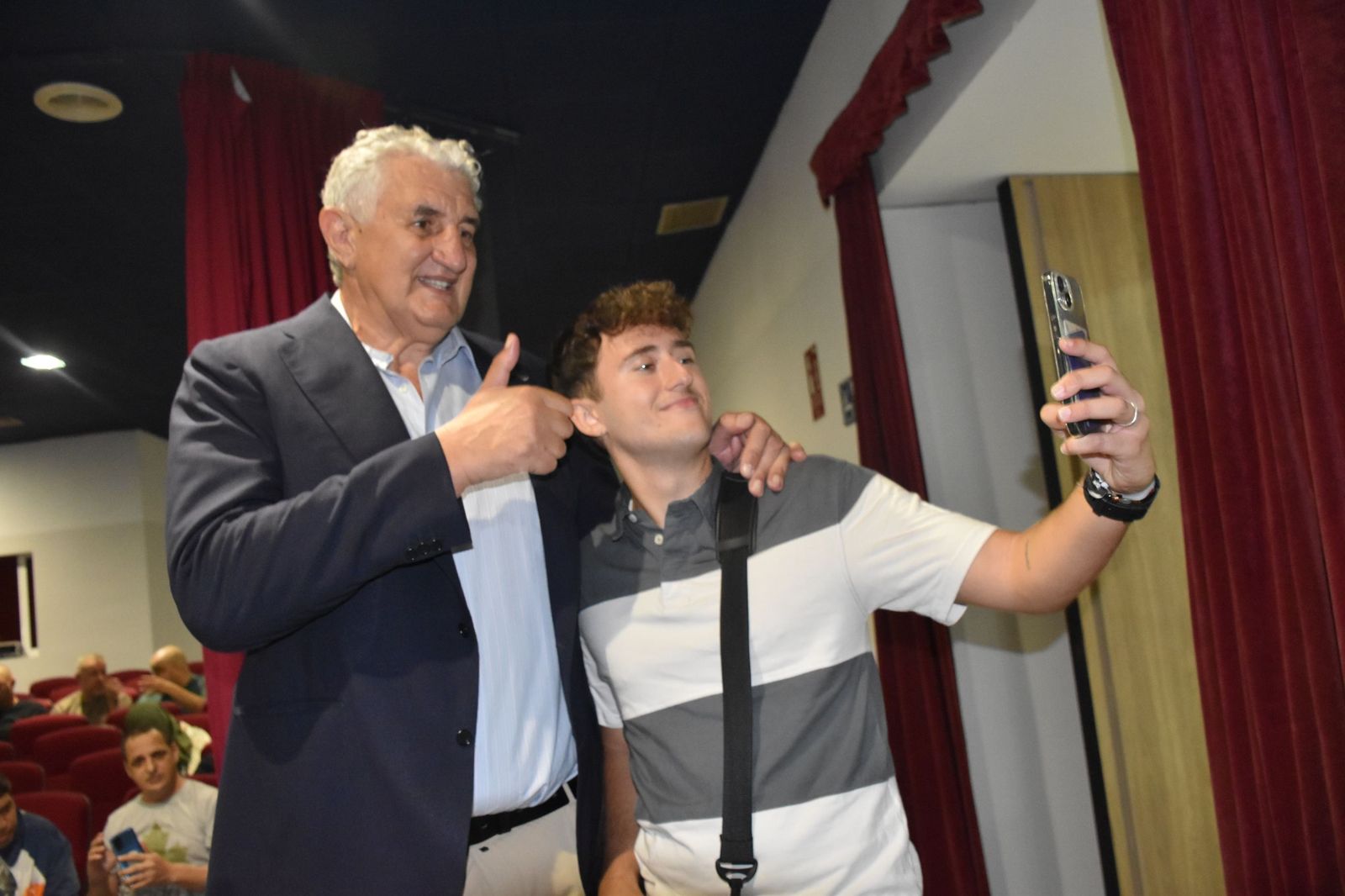 Fernando Romay junto a un seguidor haciéndose un 'selfie'