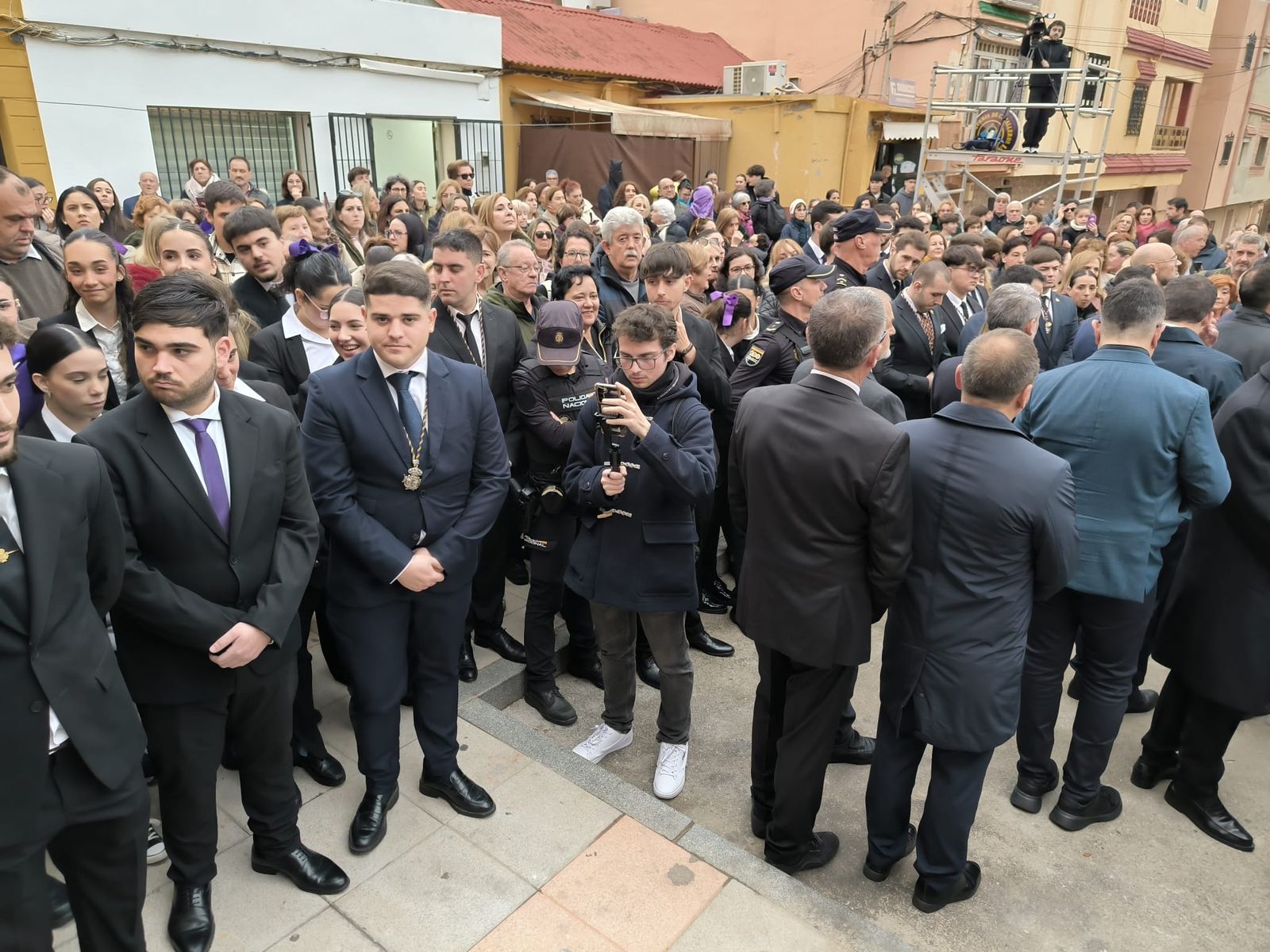 Comienza el traslado del Señor de Ceuta arropado por cientos de ceutíes