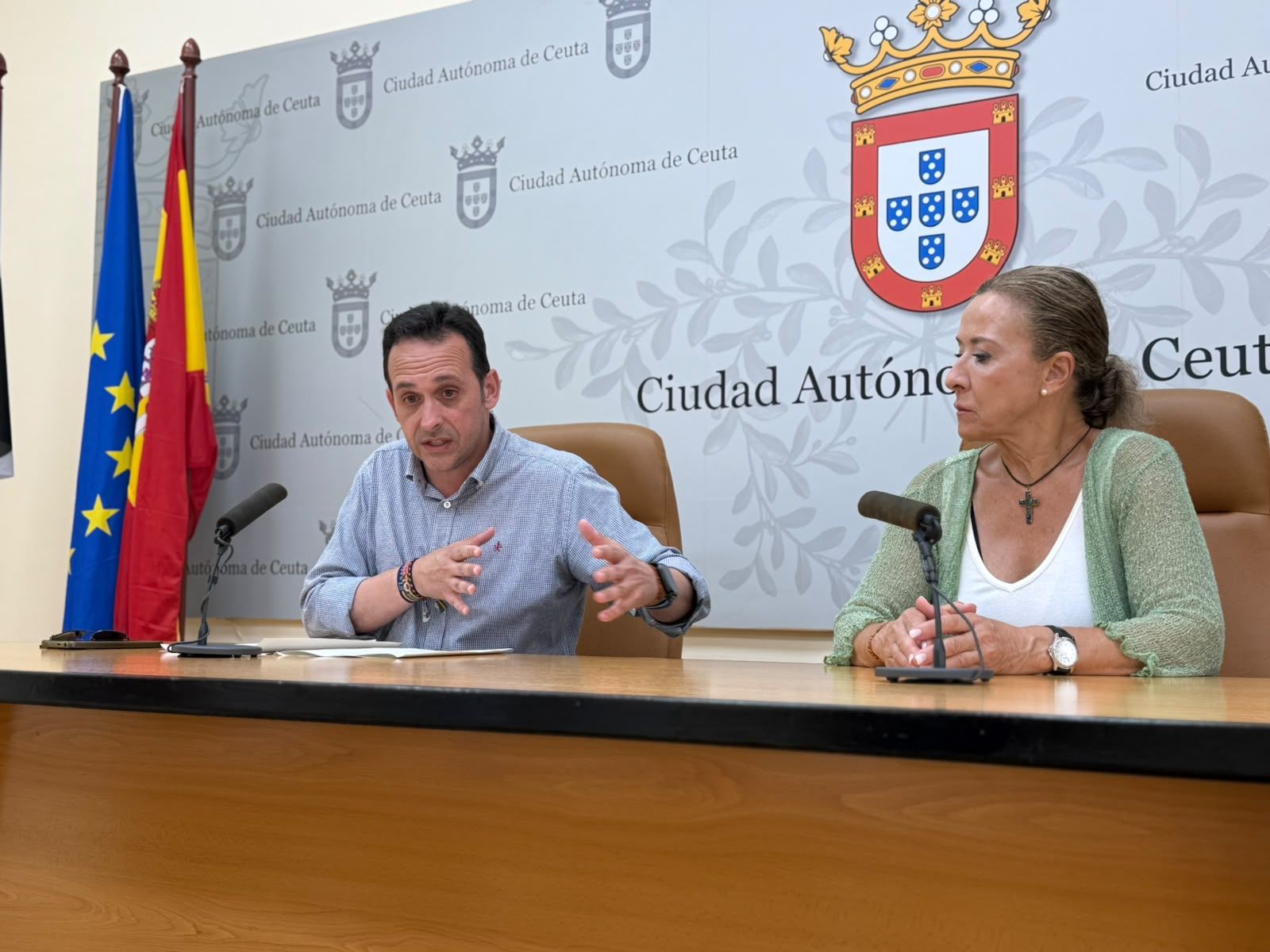 Redondo, junto a la diputada Yolanda Merelo, en la rueda de prensa de este lunes