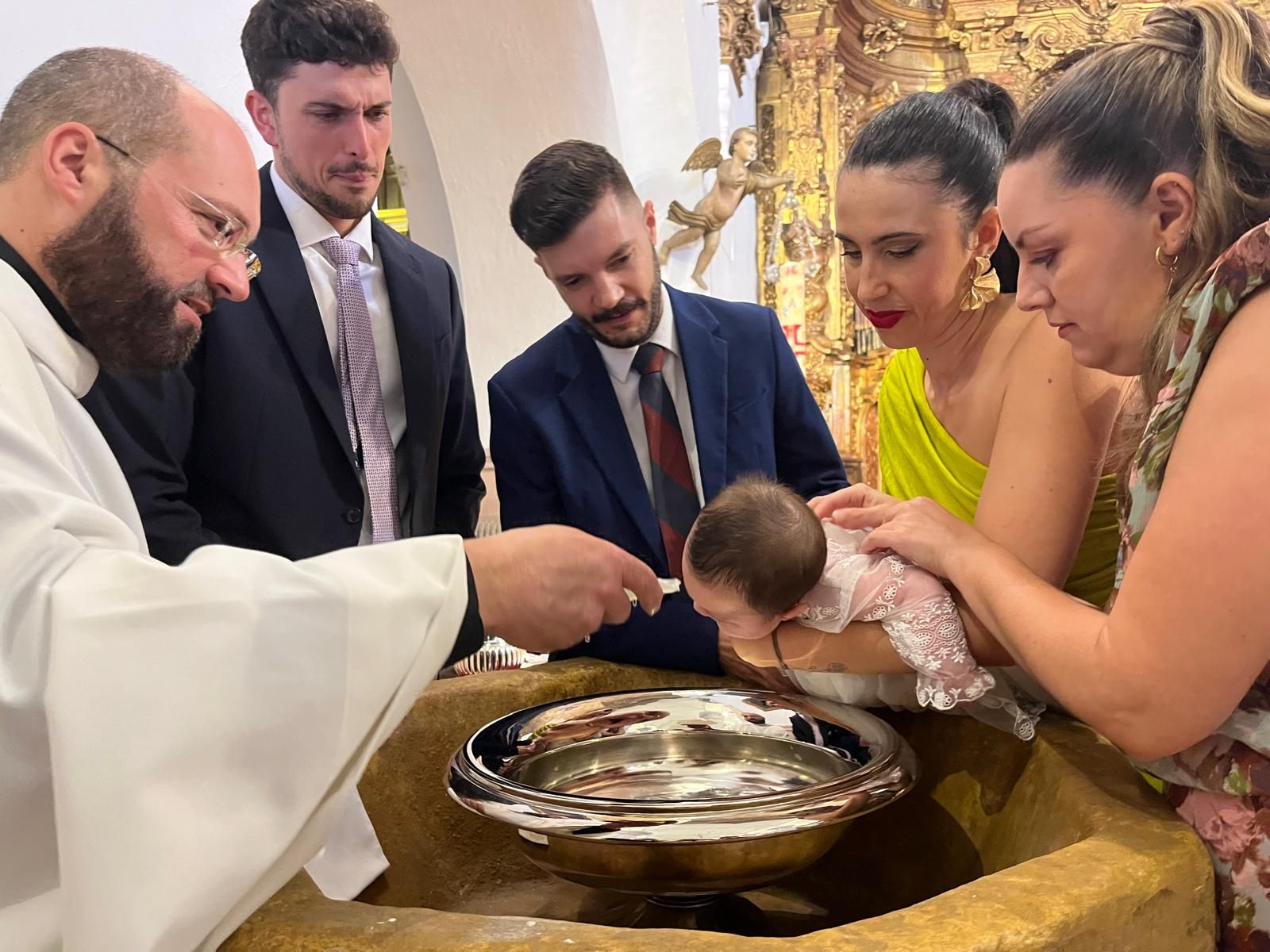Gabriela, Manuel y Jimena reciben el Sacramento del Bautismo en el Santuario