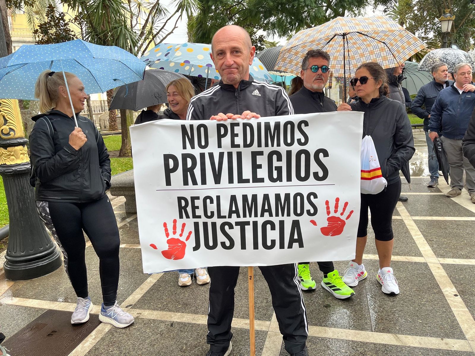 Uno de los participantes en la movilización, en la Plaza de África
