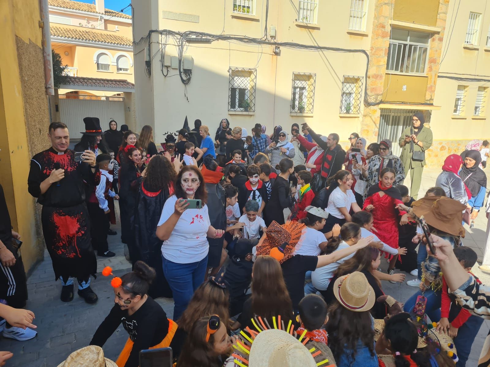 FOTOGALERÍA | El CEIP Rosalía de Castro lleva la magia de Halloween a las calles de la barriada con un pasacalles