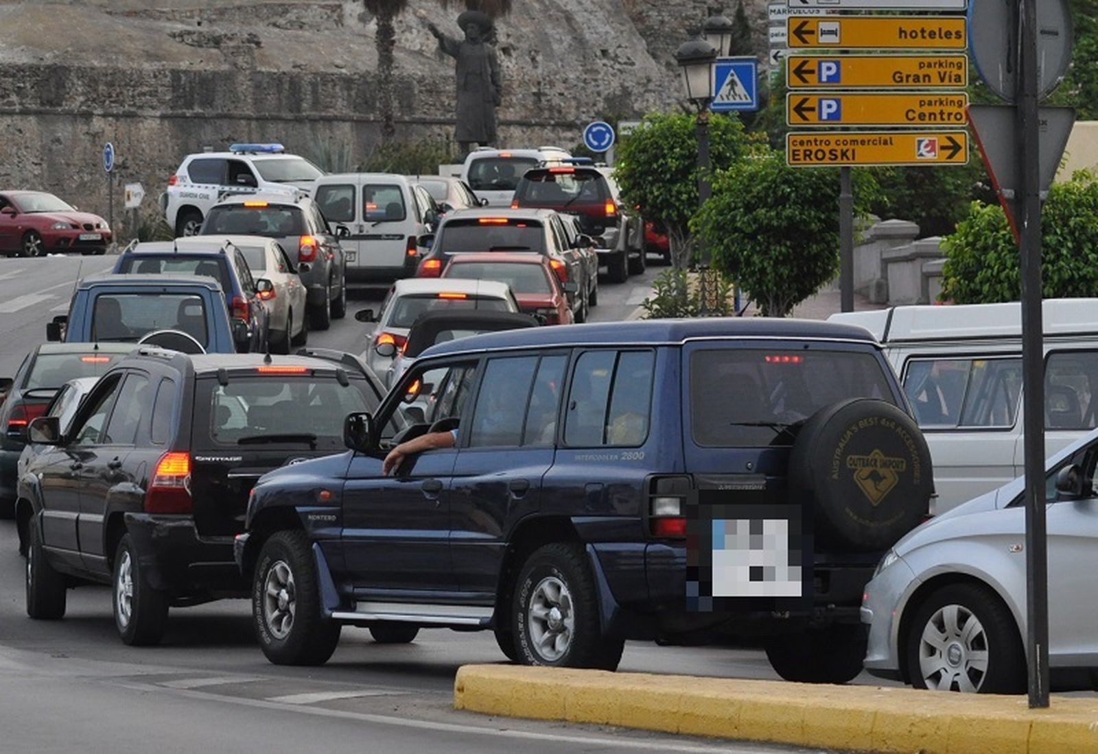 Vehículos por una avenida de Ceuta. / FOTO EL PUEBLO