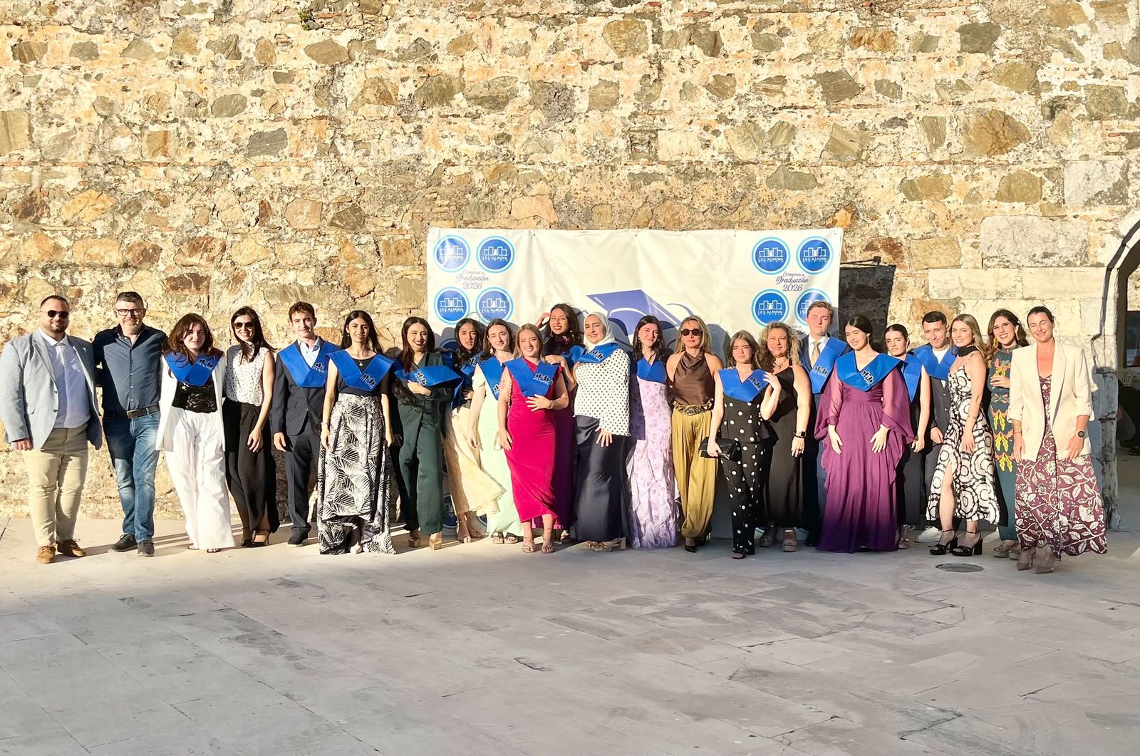 El Almina celebra un multitudinario acto de graduación de 300 alumnos