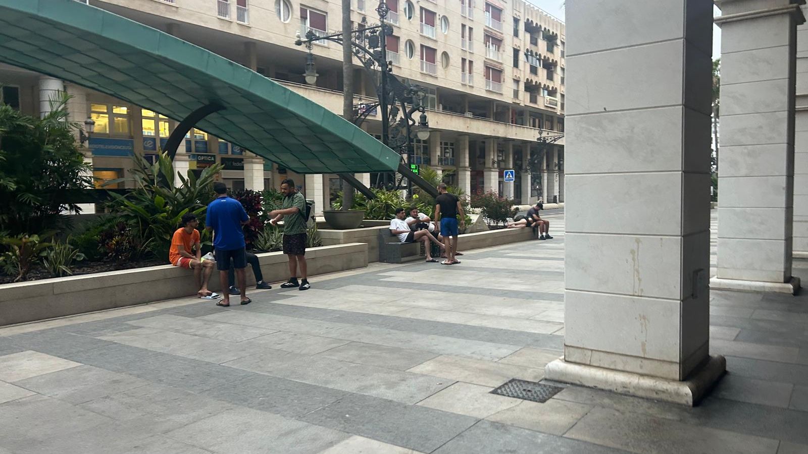Inmigrantes en Gran Vía en la mañana de este viernes
