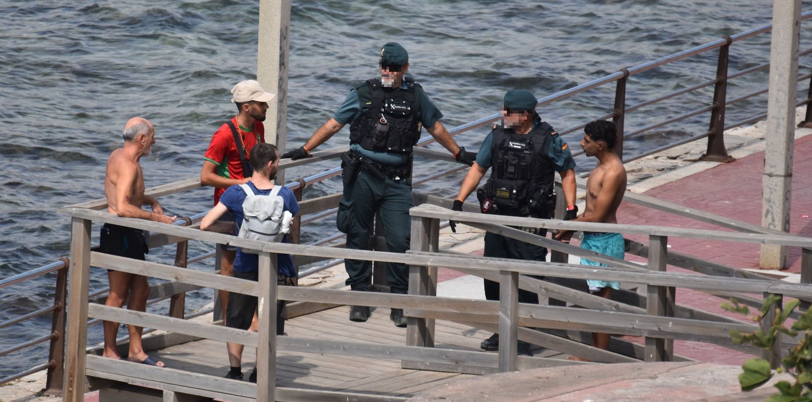 La Guardia Civil actúa tras interceptar un migrante magrebí en aguas de Ceuta este lunes