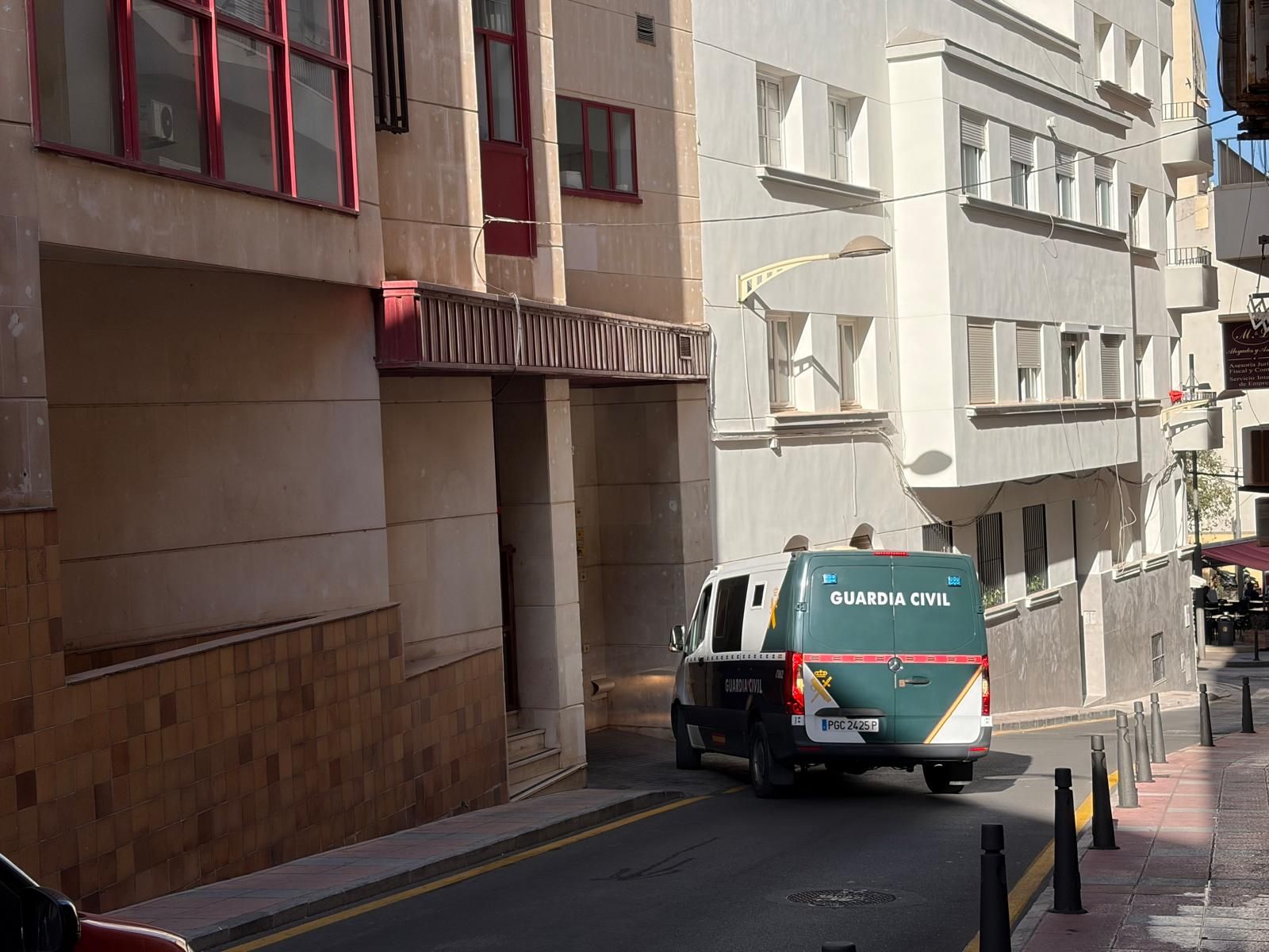 El furgón de la Guardia Civil abandonando los juzgados de Serrano Orive