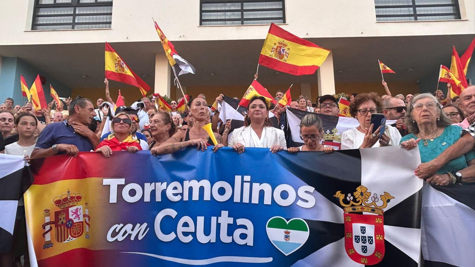 Torremolinos se tiñe de negra y blanca en honor a Ceuta