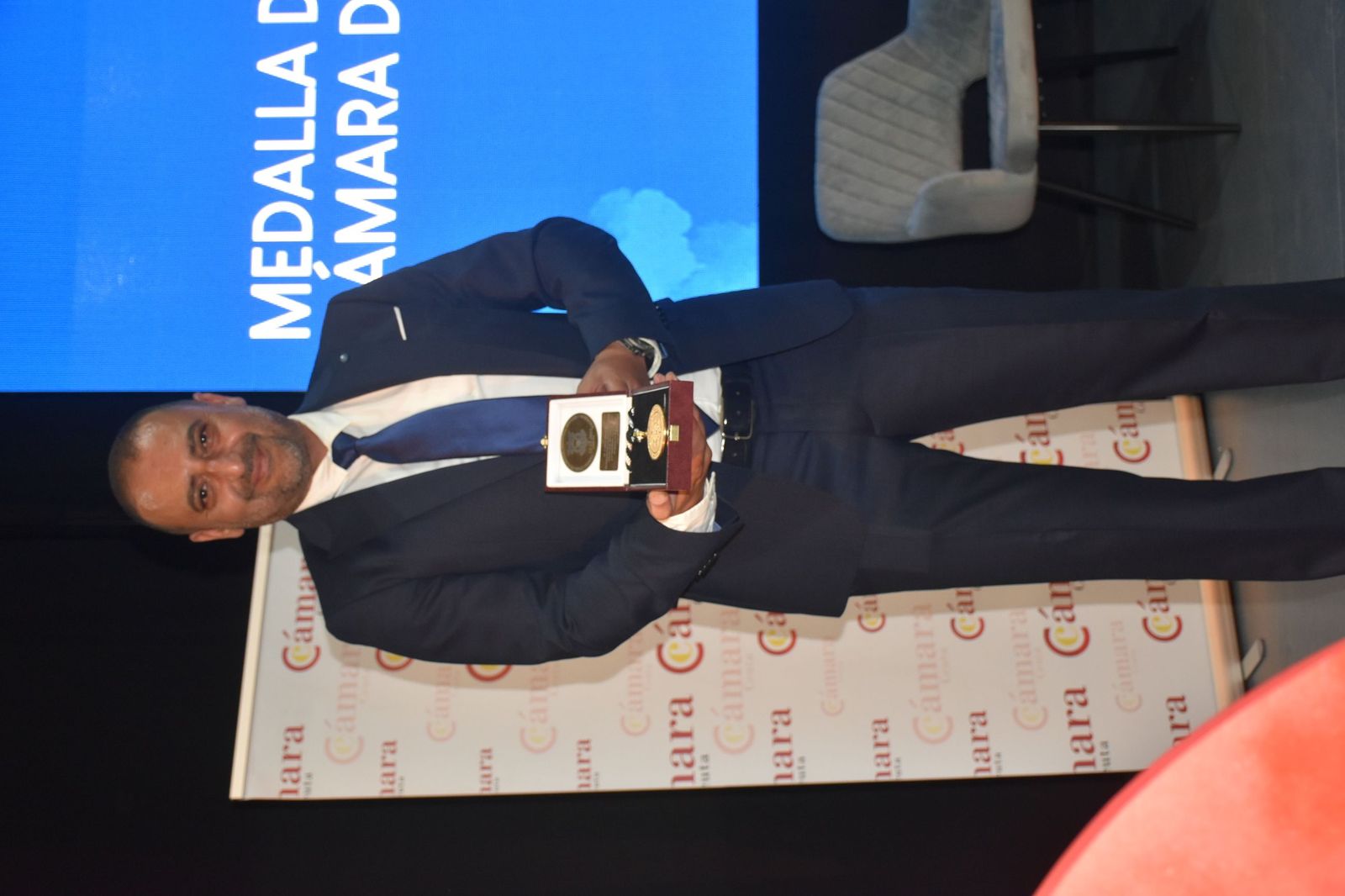 Luhay Hamido recibe la Medalla de Oro de la Cámara por su compromiso con el deporte ceutí
