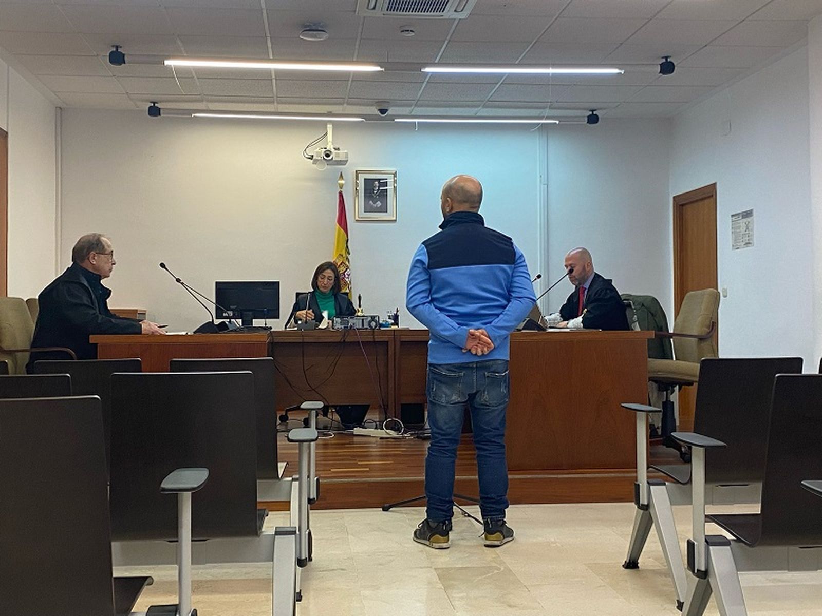 El acusado, ya absuelto, declarando ante la jueza. / FOTO S.C.