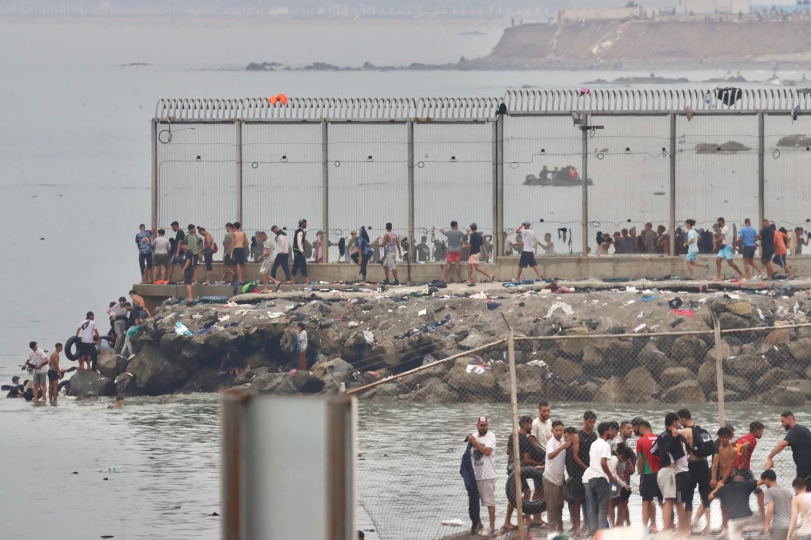 Centenares de migrantes, esta mañana en el espigón de El Tarajal